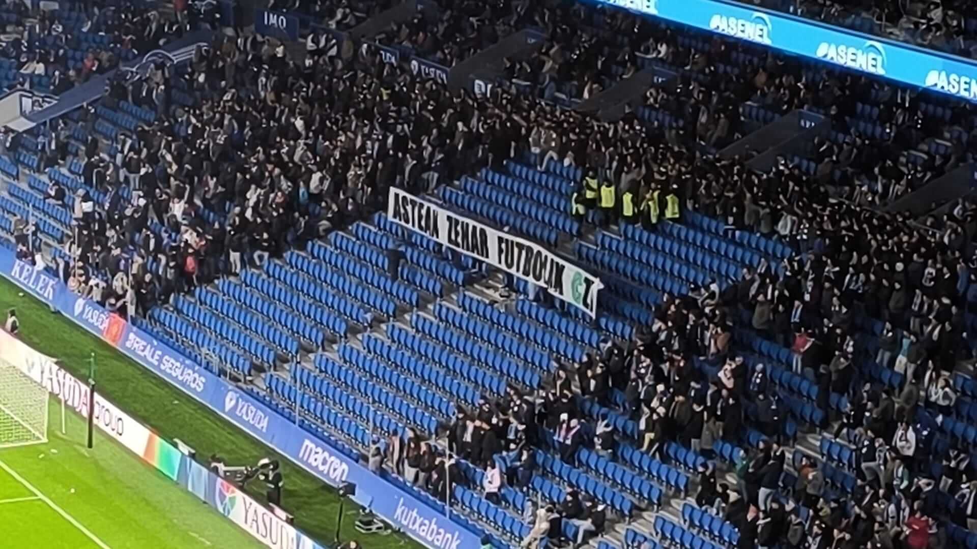  Pancarta en el Real Sociedad-Villarreal.