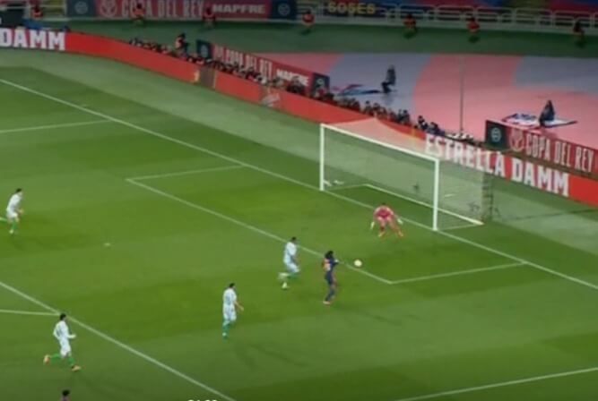  A Natan le costó achicar en el gol de Koundé.