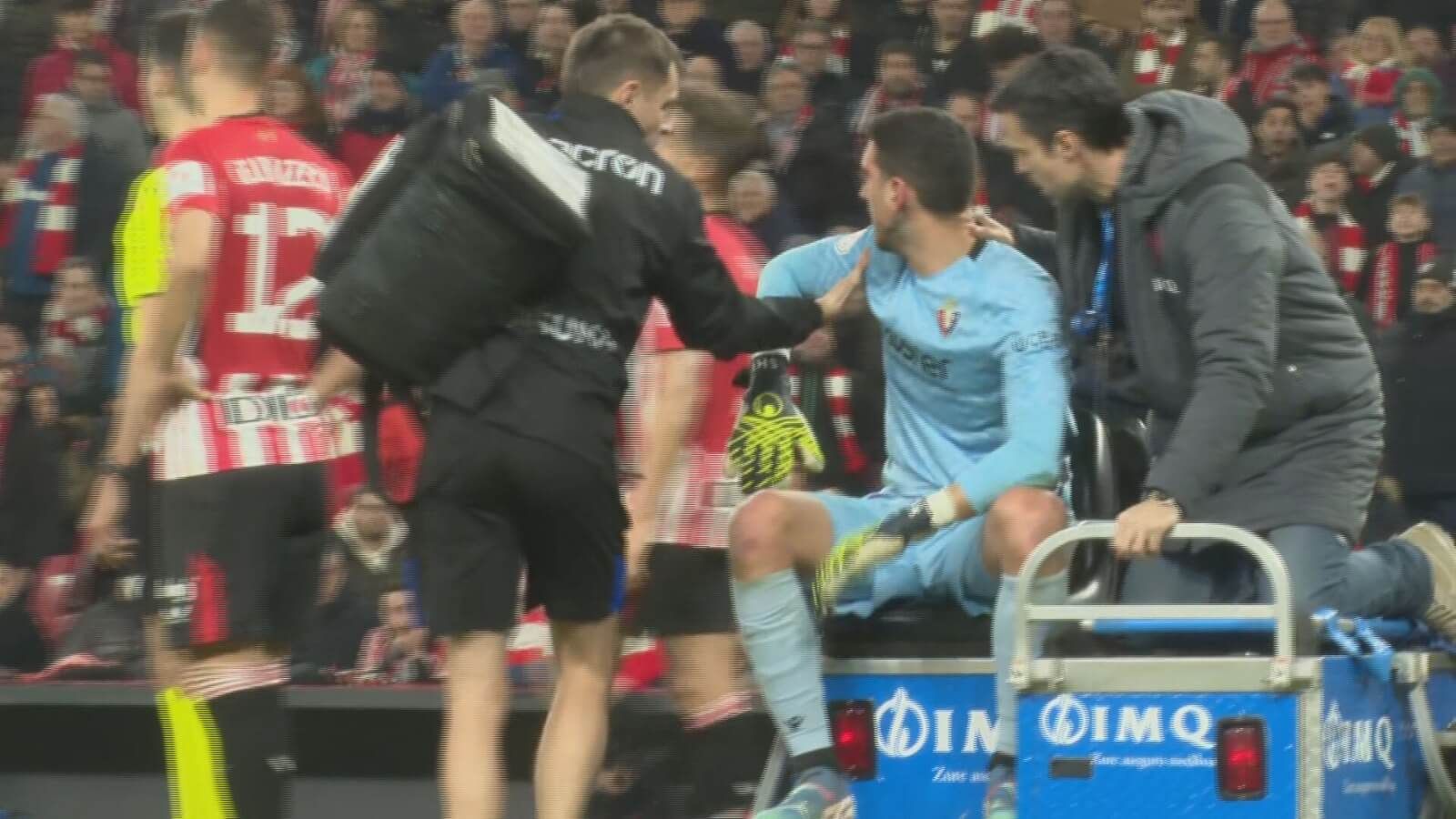  Sergio Herrera se lleva un golpe en la cabeza en el Athletic-Osasuna.