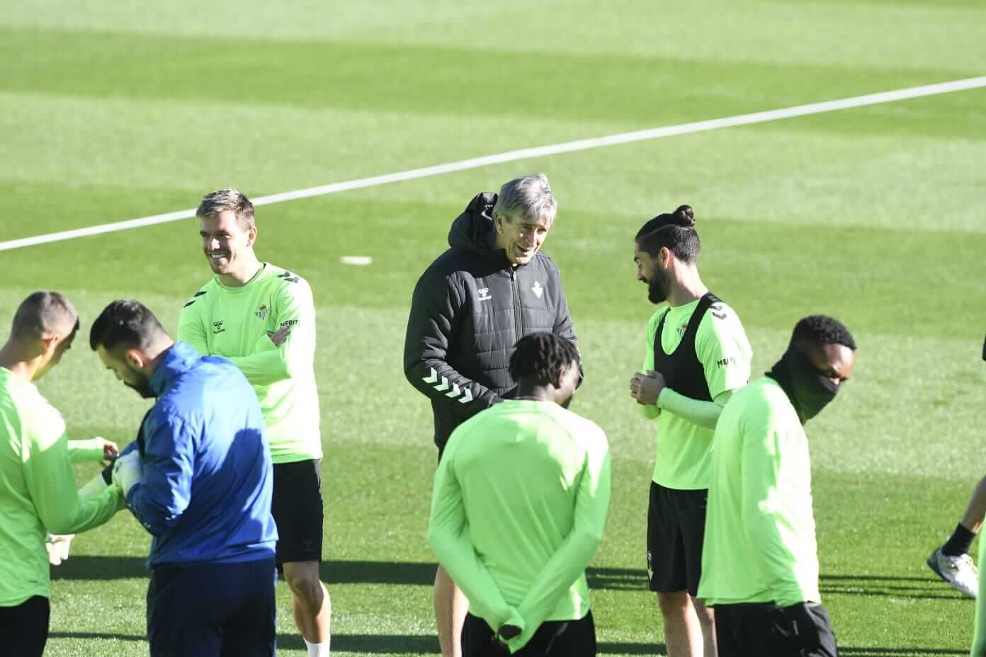 Isco, dialogando con Pellegrini en el entrenamiento