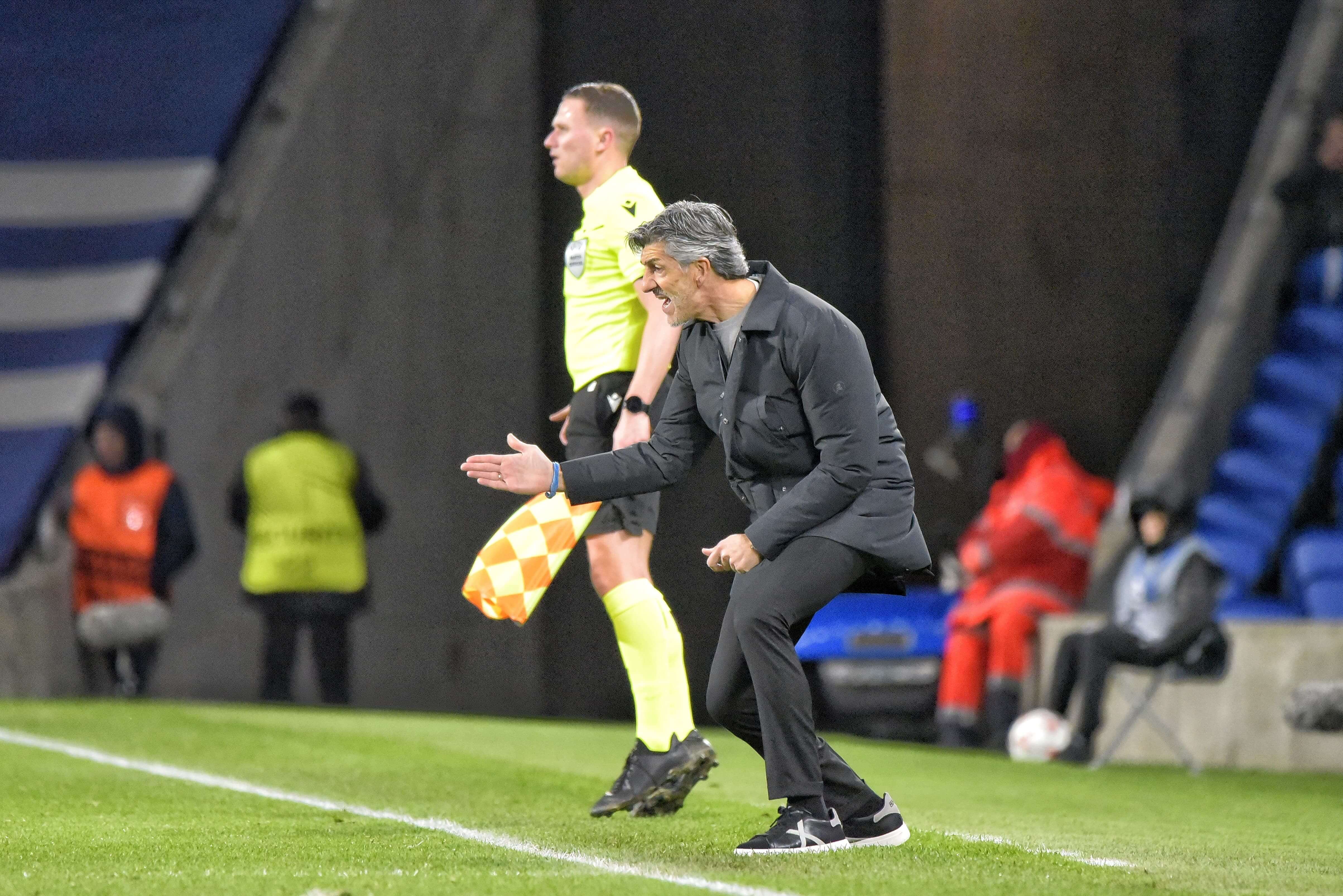  Imanol da indicaciones a sus jugadores.