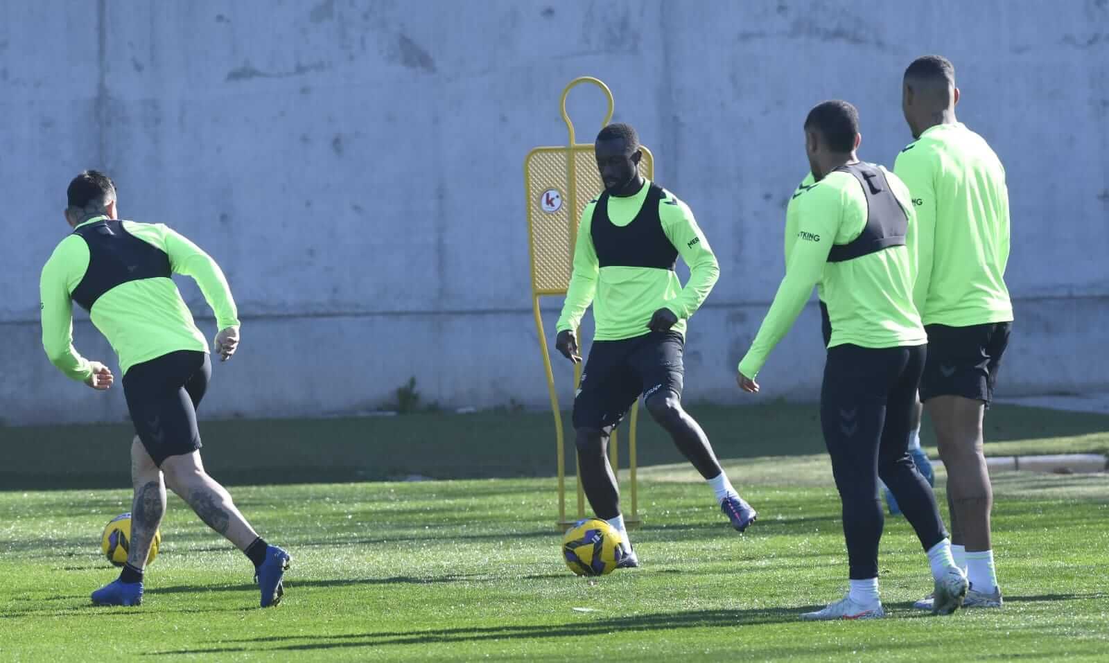 Sabaly, en el entrenamiento del Betis de este martes