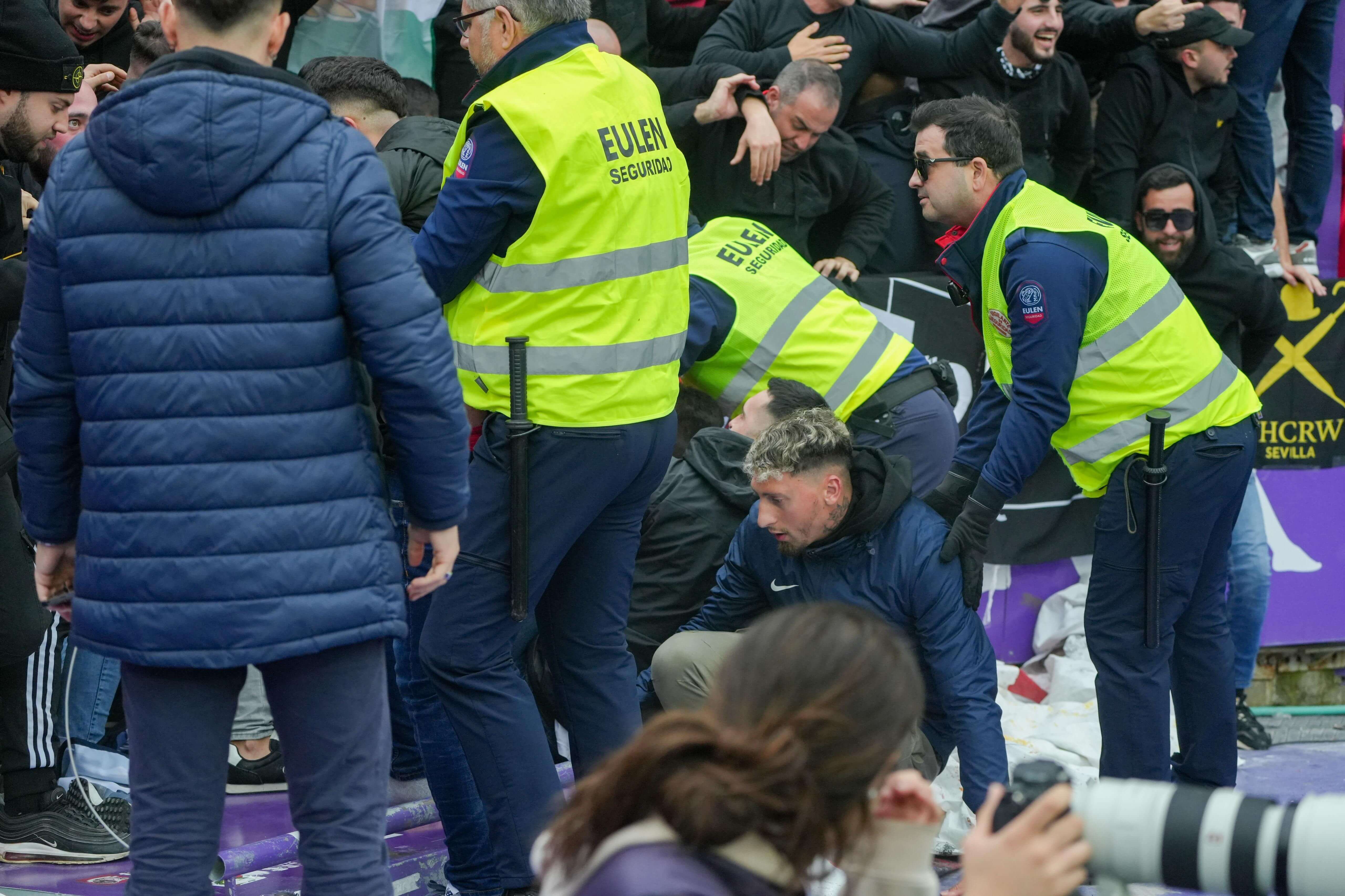 La afición del Sevilla, tras la celebración de Isaac Romero.