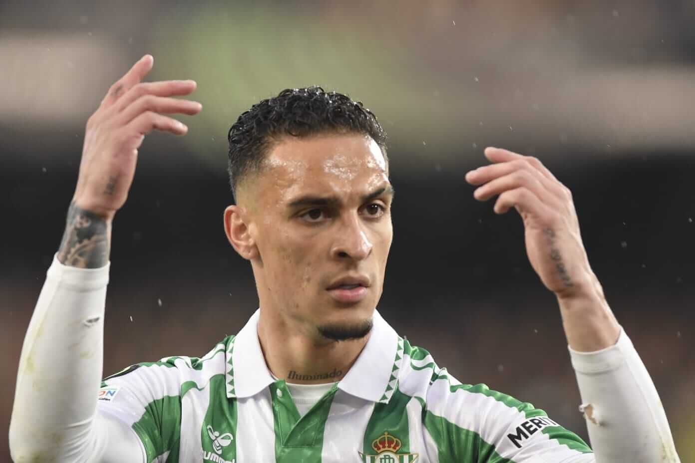  Antony, ante el Vitoria Guimaraes.