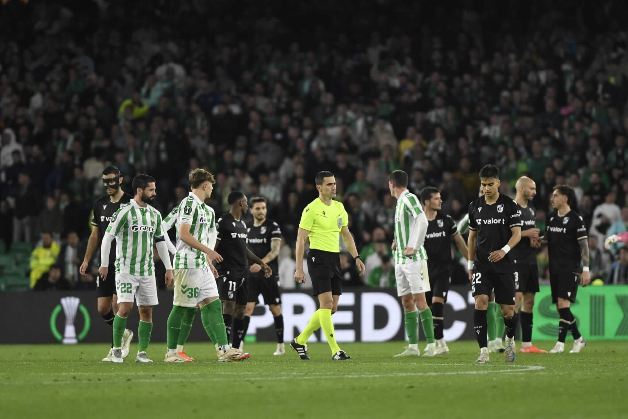  Los jugadores del Betis protestan el gol del Vitoria Guimaraes.