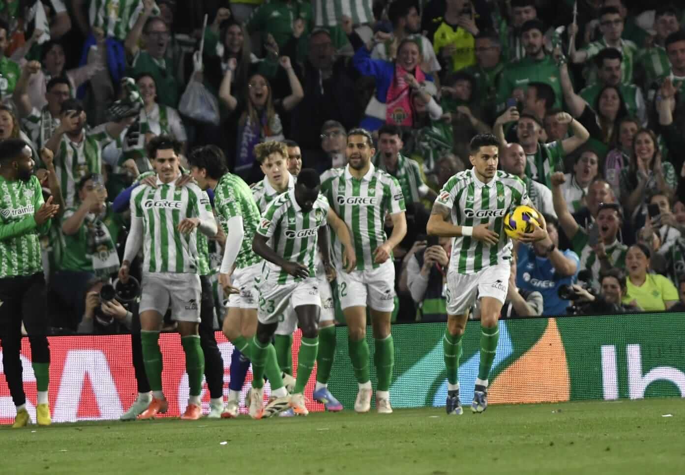  La celebración del 1-1 del Betis en el derbi