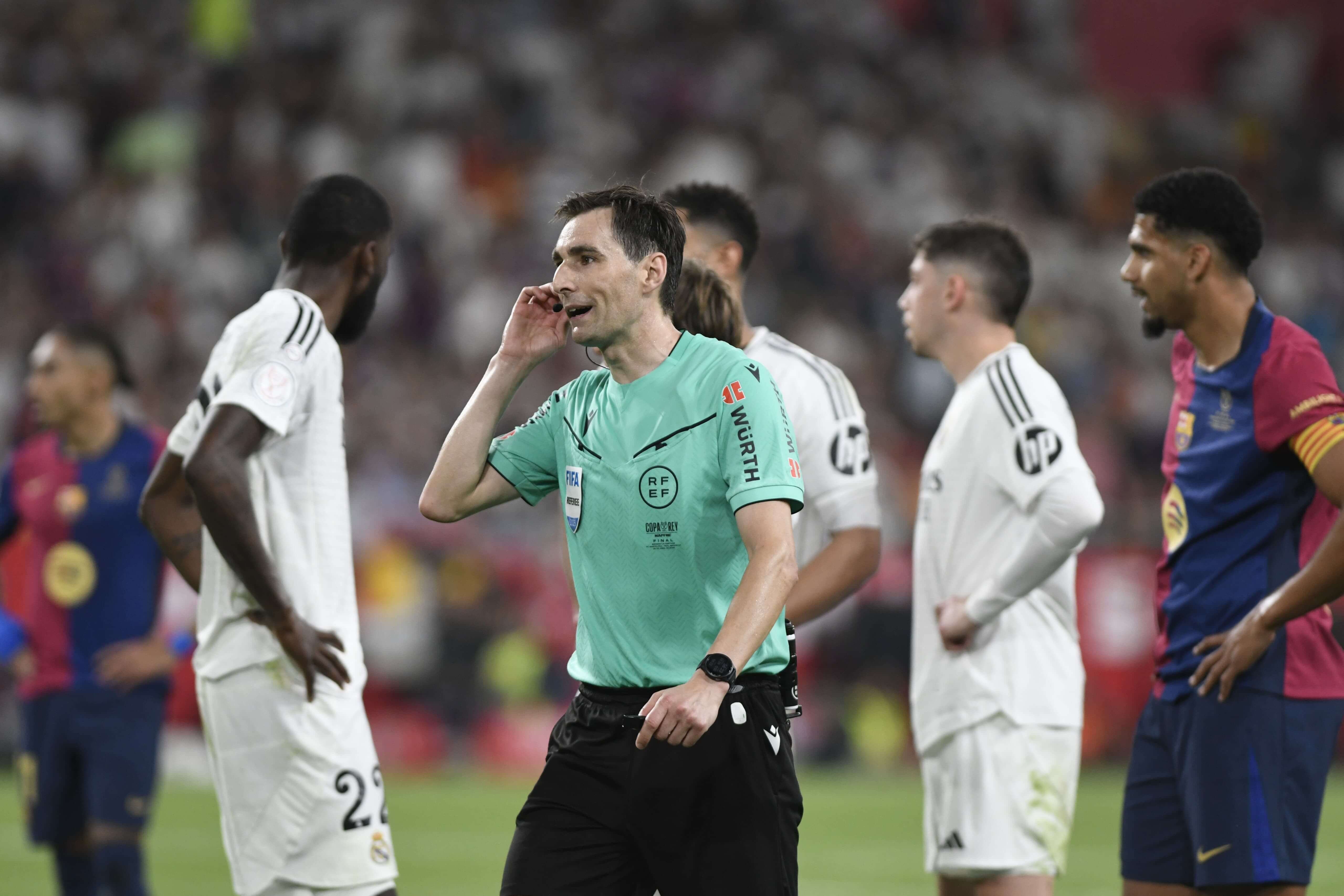  De Burgos Bengoetxea cuando González Fuertes le llama desde el VAR para revisar el posible penalti