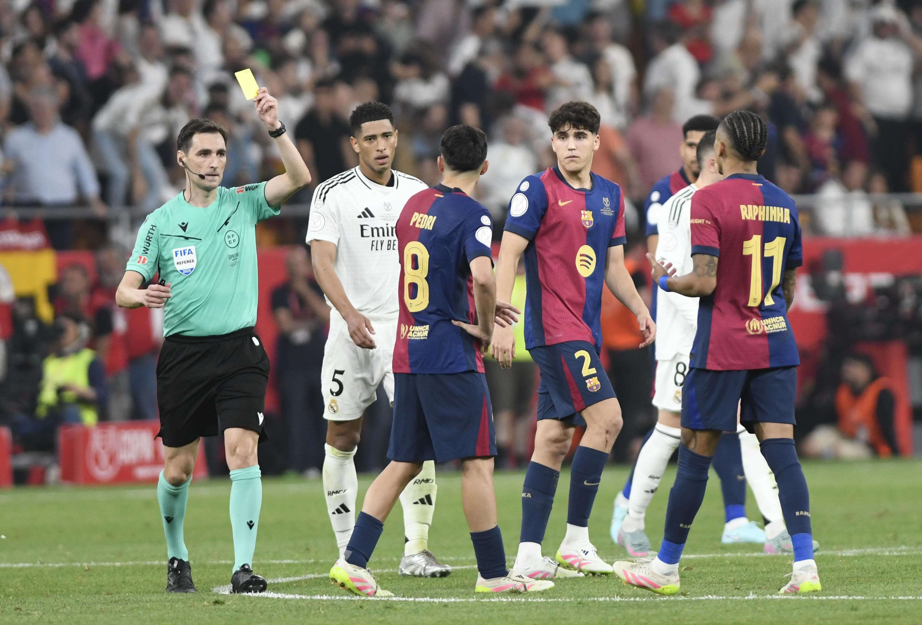 Lance de la final en La Cartuja entre el Real Madrid y el Barcelona.