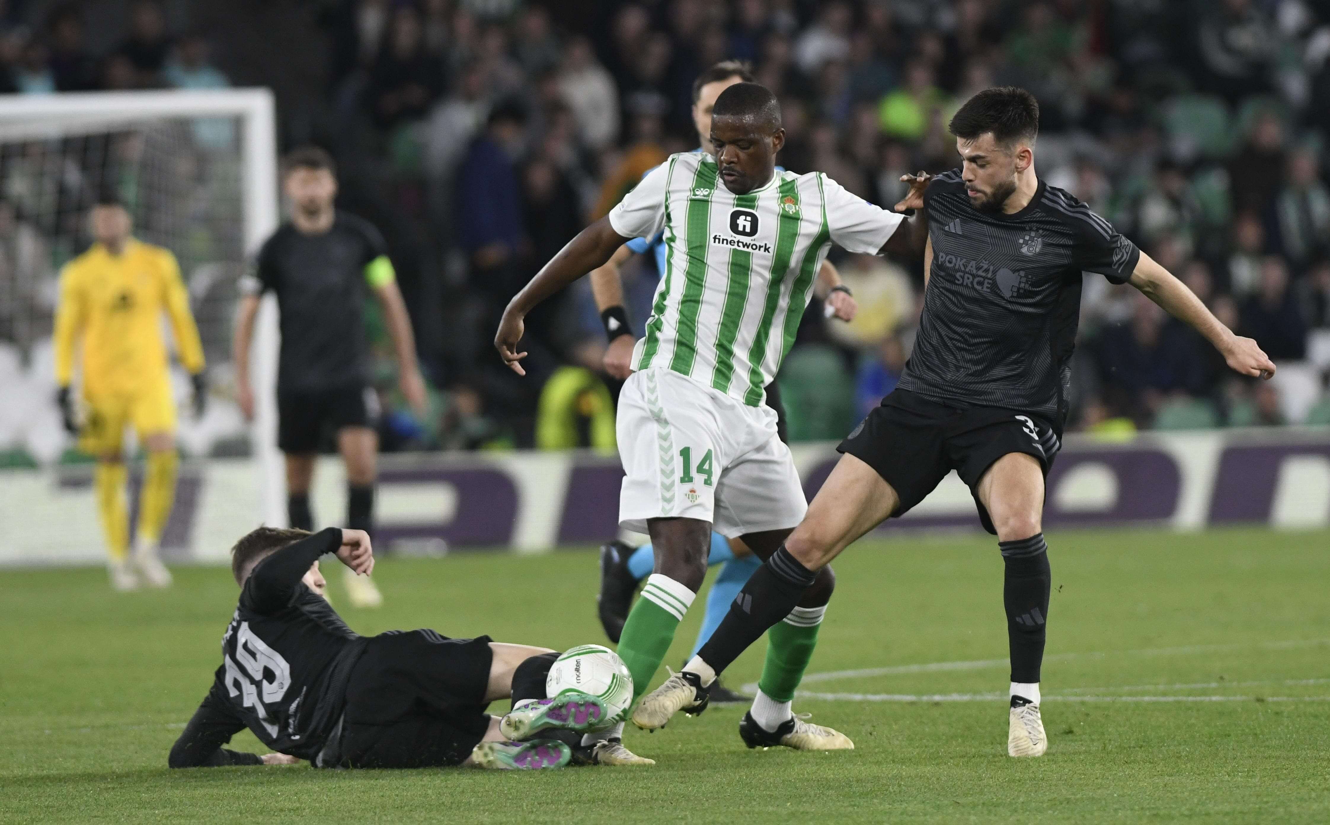William Carvalho pelea un balón