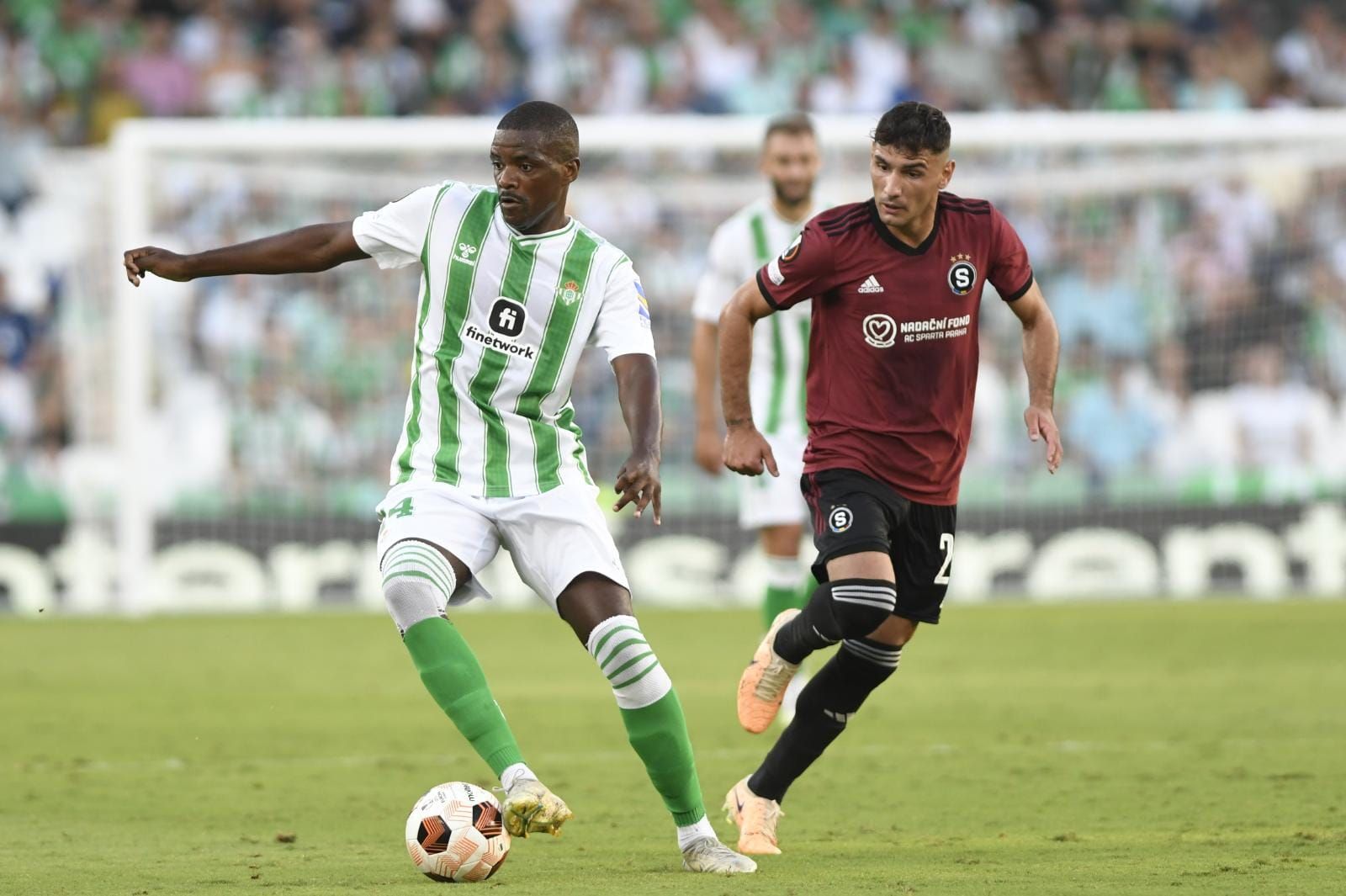 William Carvalho con la pelota en los pies.