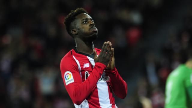  Iñaki Williams parece que reza buscando su gol en San Mamés.