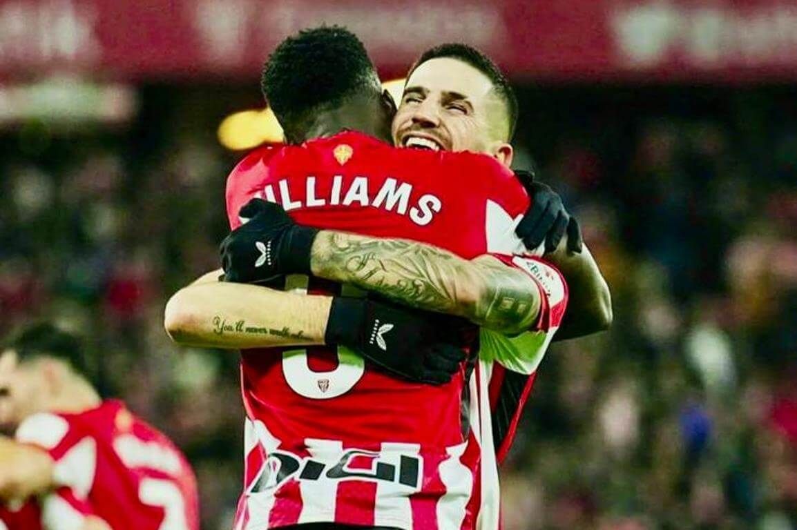  Oihan Sancet abraza a Iñaki Williams tras su gol ante el Villarreal CF en San Mamés.
