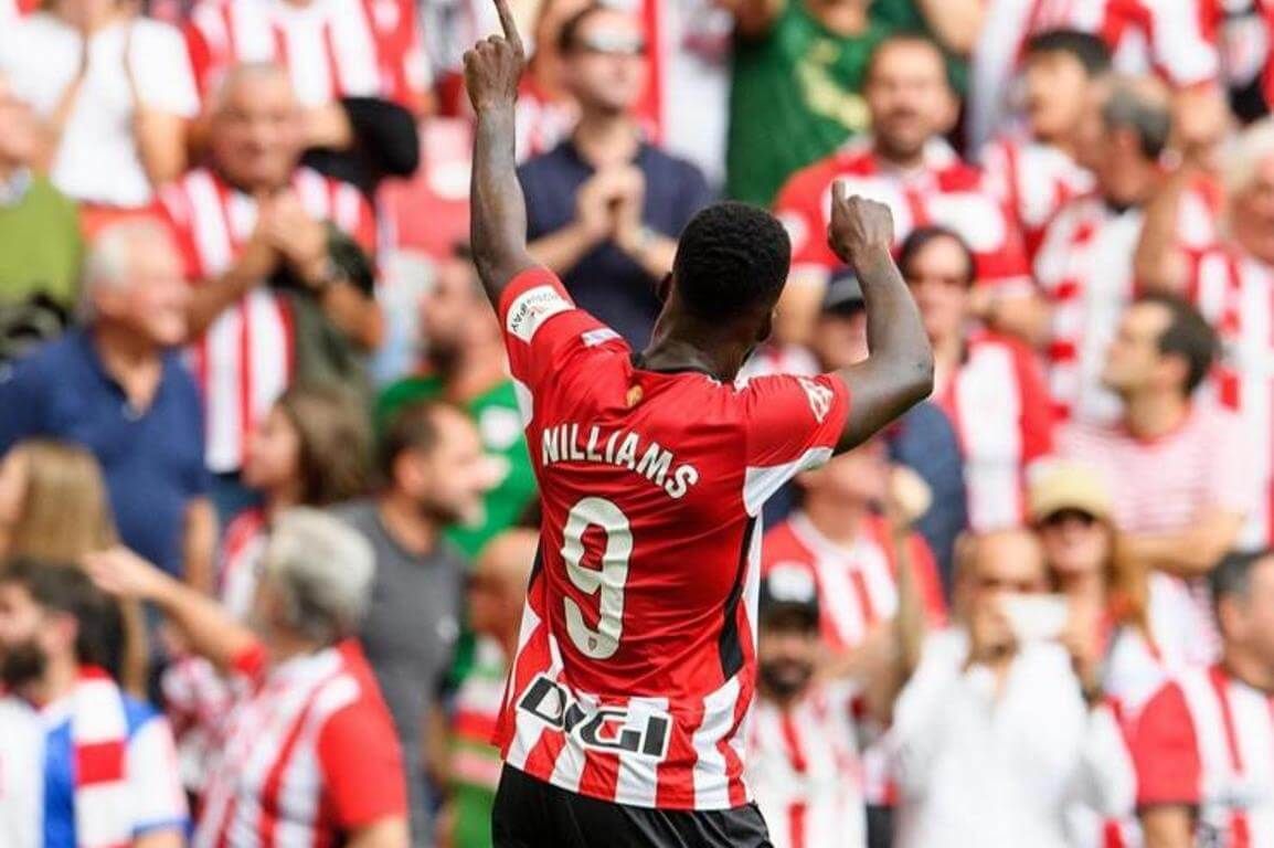  El delantero Iñaki Williams celebra un gol ante el Espanyol en San Mamés esta temporada.
