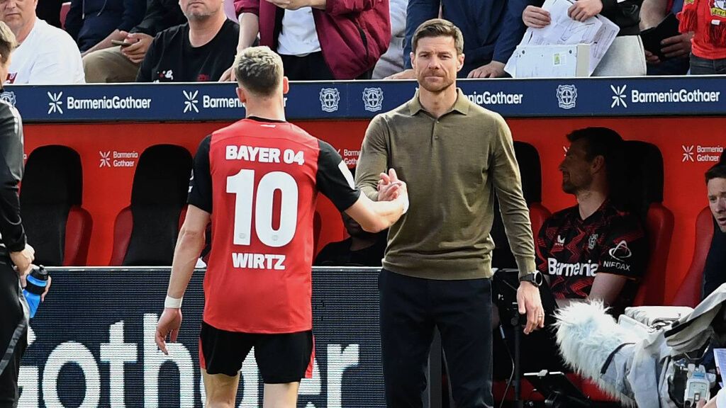  Florian Wirtz y Xabi Alonso (Fuente: Cordon Press)