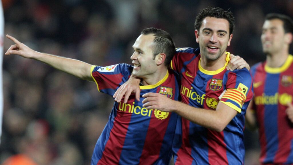 Andrés Iniesta y Xavi Hernández celebran un gol con el FC Barcelona (Cordon Press)