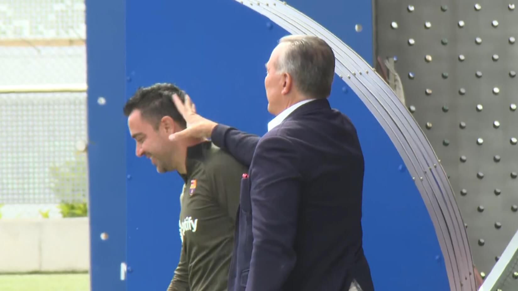  Rafa Yuste, con Xavi Hernández