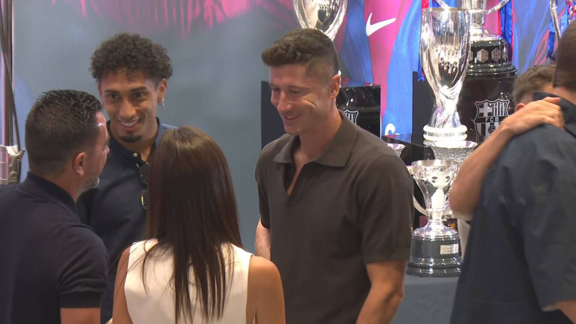  Xavi saludando a Lewandowski y Raphinha