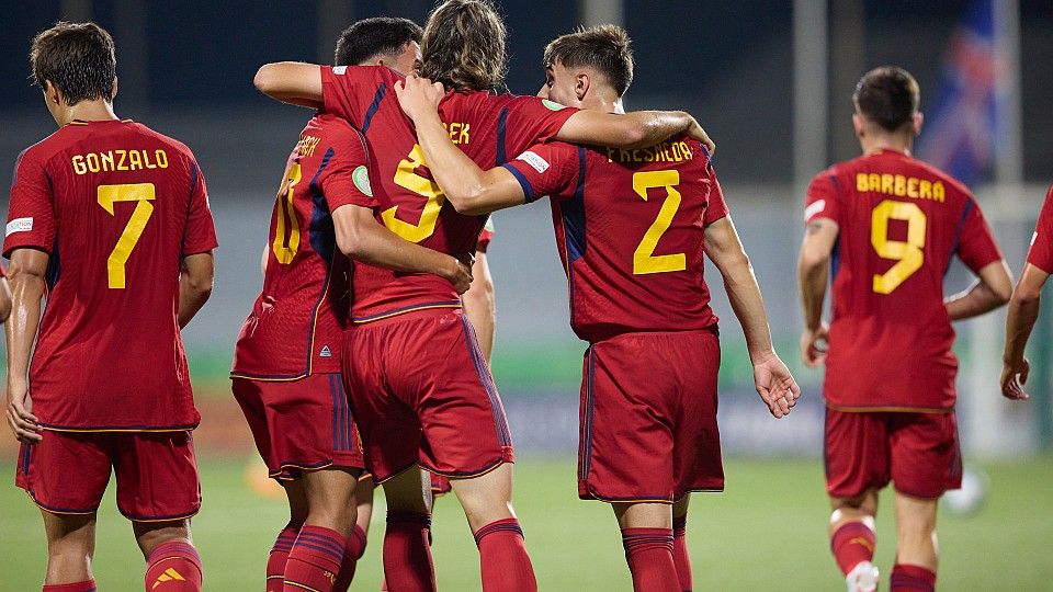  Yarek Gasiorowski marca un hat-trick con España Sub 19.