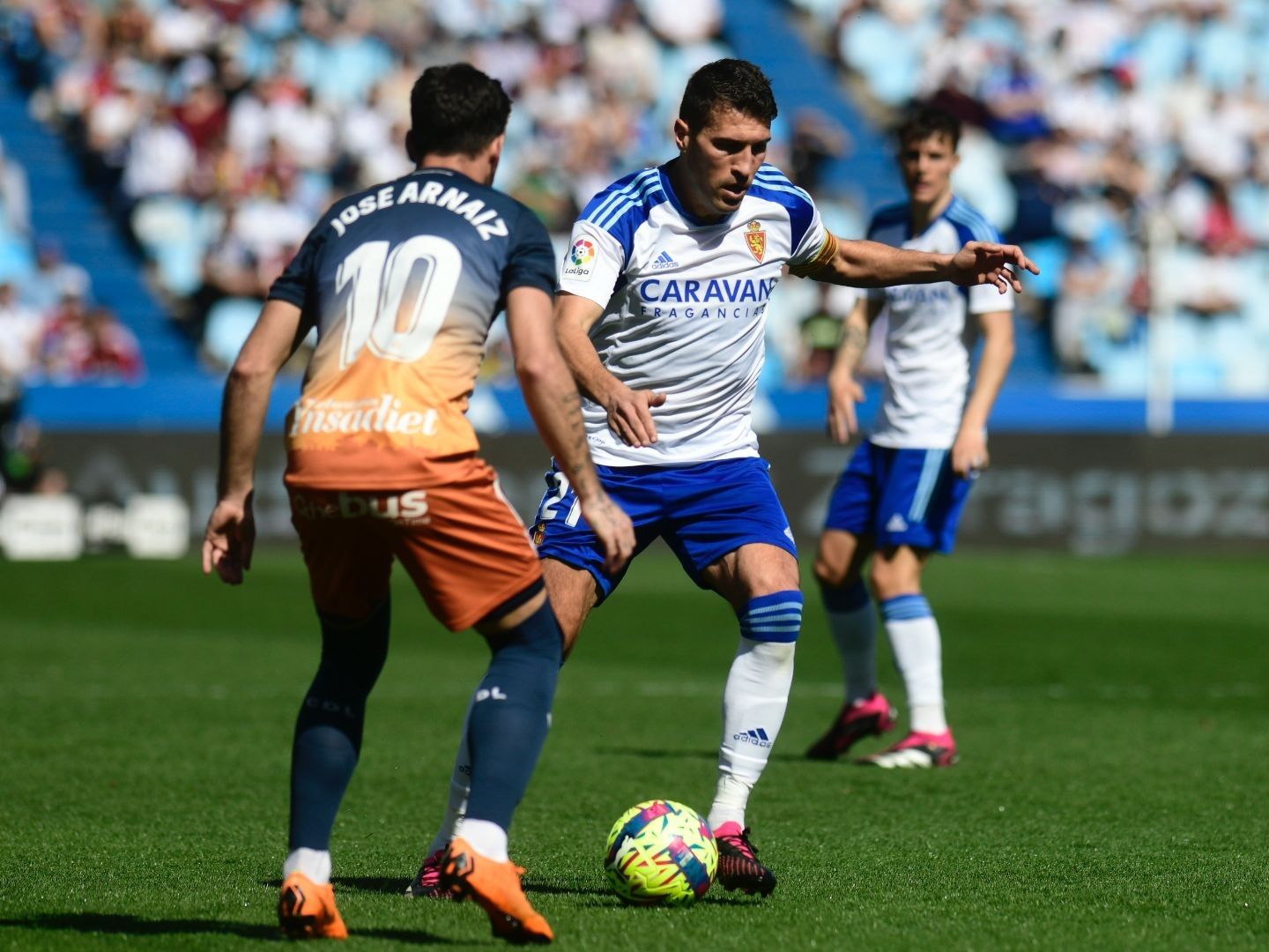  Zapater controla un balón ante el Leganés.