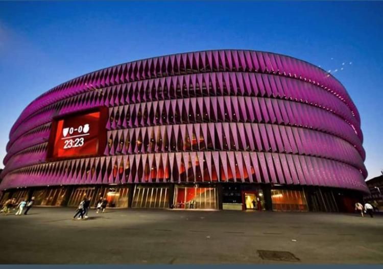 San Mamés estuvo iluminado de morado como acto de repulsado por el asesinato ocurrido en Atxuri