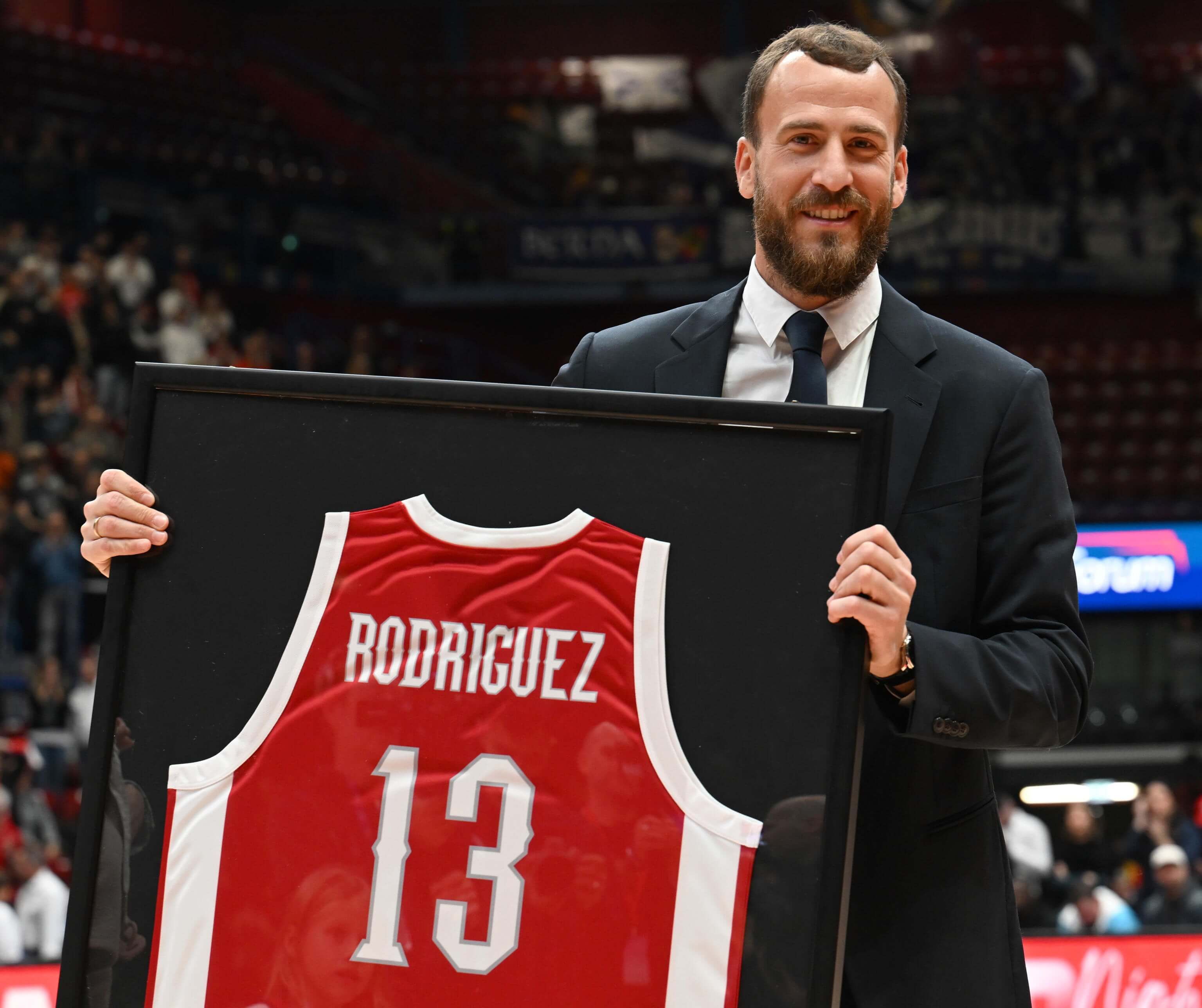 Sergio Rodríguez, homenajeado en el partido en Milan