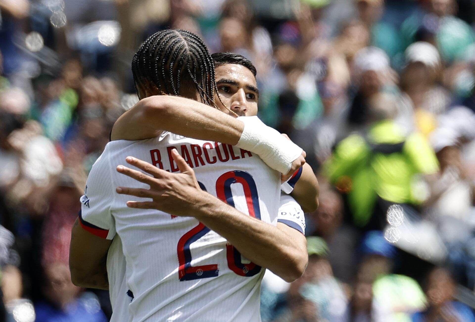 Los jugadores del PSG celebran el pase a octavos (EFE)