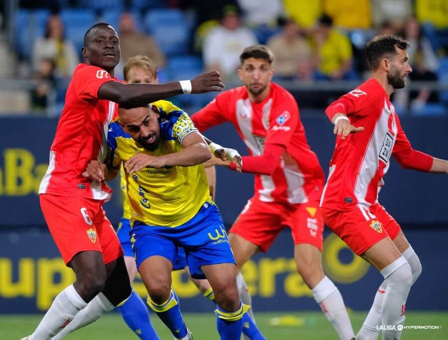 Jugada del Cádiz-Almería (FOTO: LALIGA).