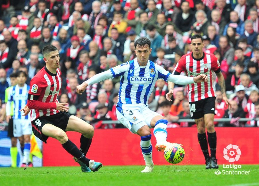 Zubimendi ante el Athletic en San Mamés.