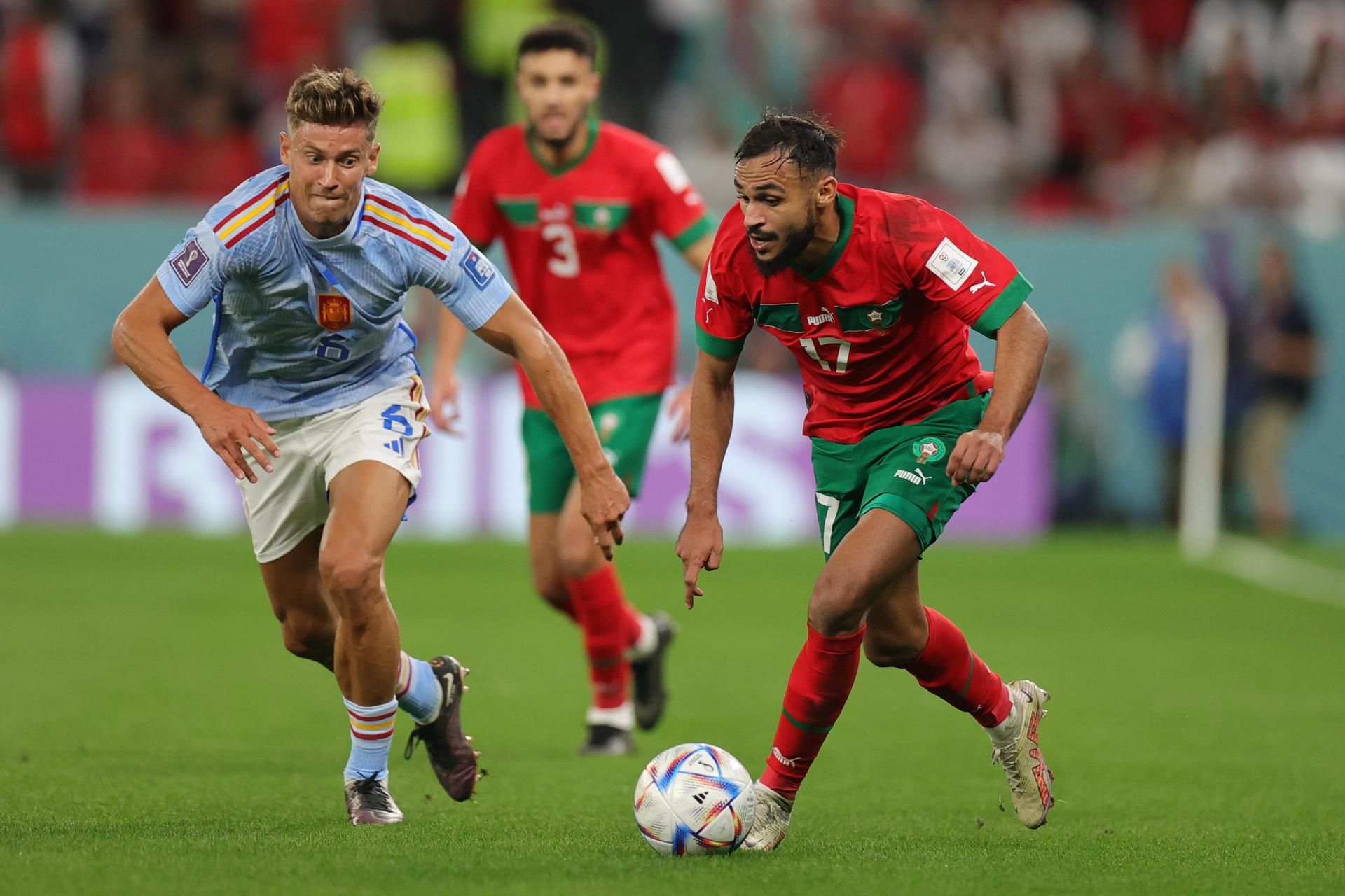  Boufal encara a Marcos Llorente en el Marruecos-España.