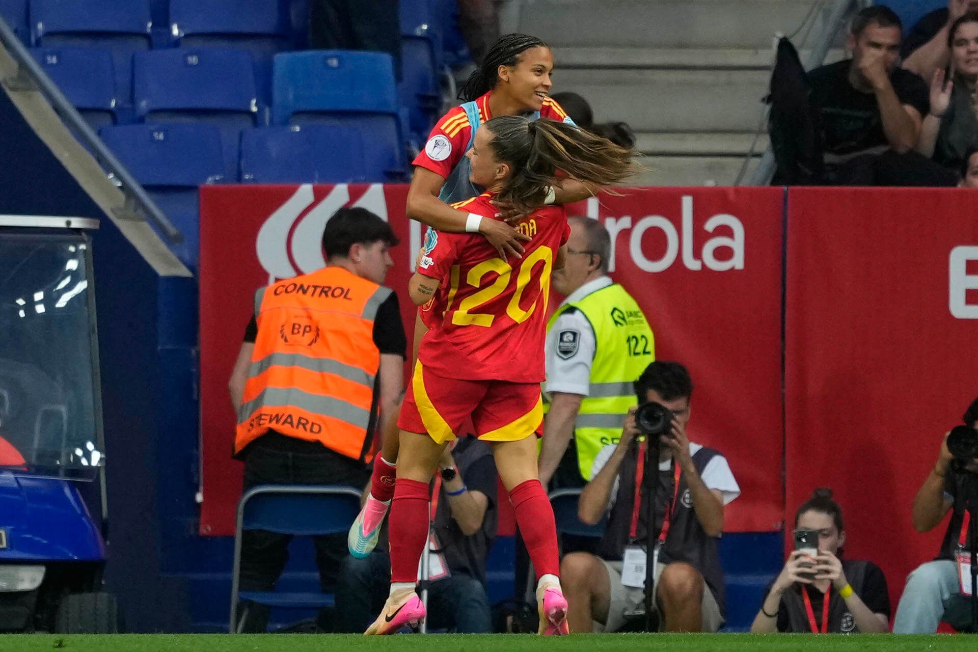 Claudia Pina celebra uno de sus goles en el España-Inglaterra (FOTO: EFE).