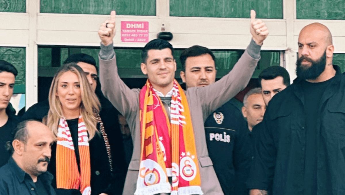  Álvaro Morata llega a Estambul para jugar en el Galatasaray acompañado de Alice Campello (Foto: @
