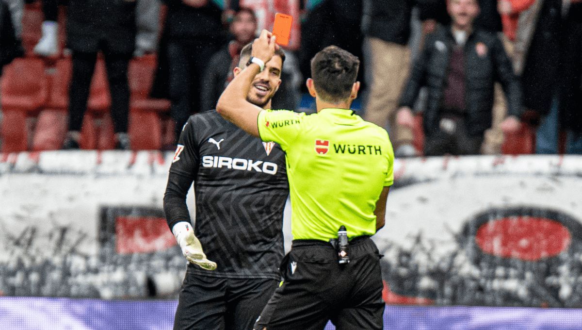 Rubén Yáñez, expulsado en el Sporting-Albacete.