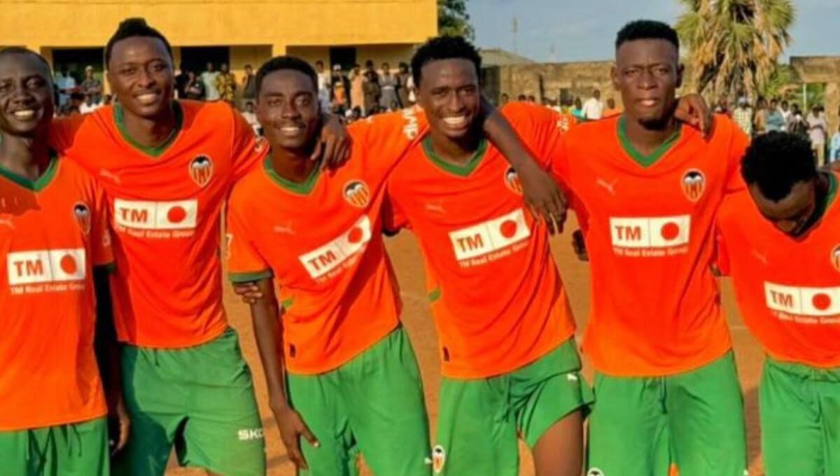 Sadiq Umar juega en Nigeria con la camiseta del Valencia.