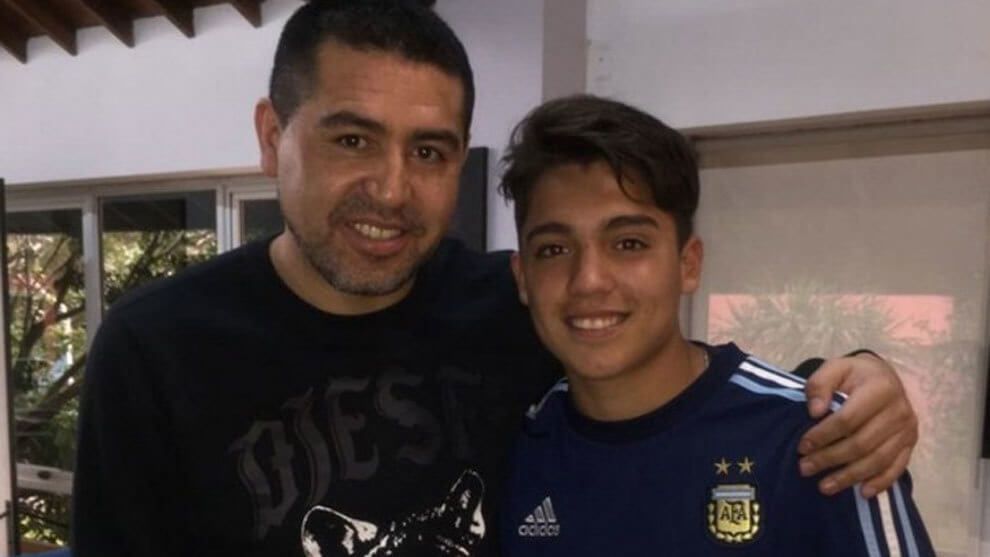 Exequiel Zeballos, junto a Román Riquelme.