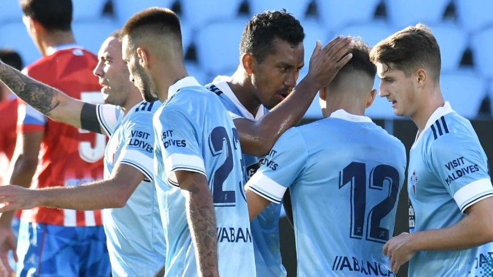  Renato Tapia felicitando a Emre Mor.