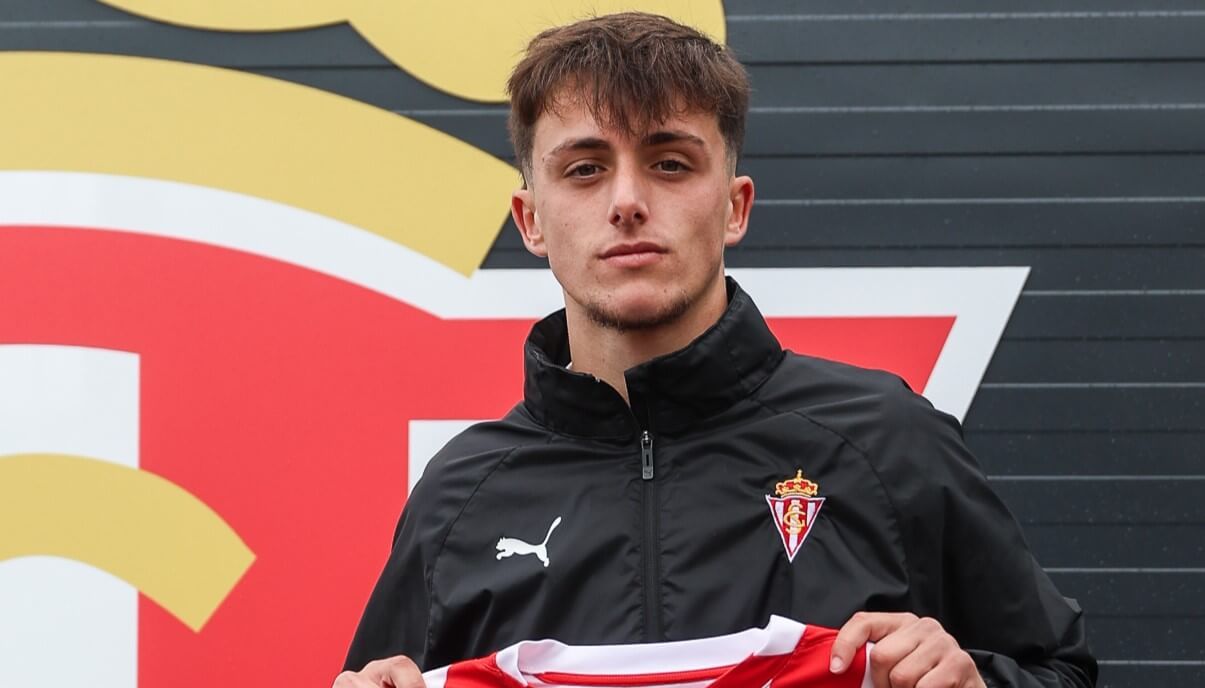 Carlos Hernández posa con la camiseta rojiblanca.