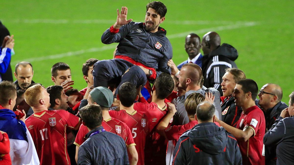 Veljko Paunovic celebra el Mundial sub 20 con Serbia en 2015.