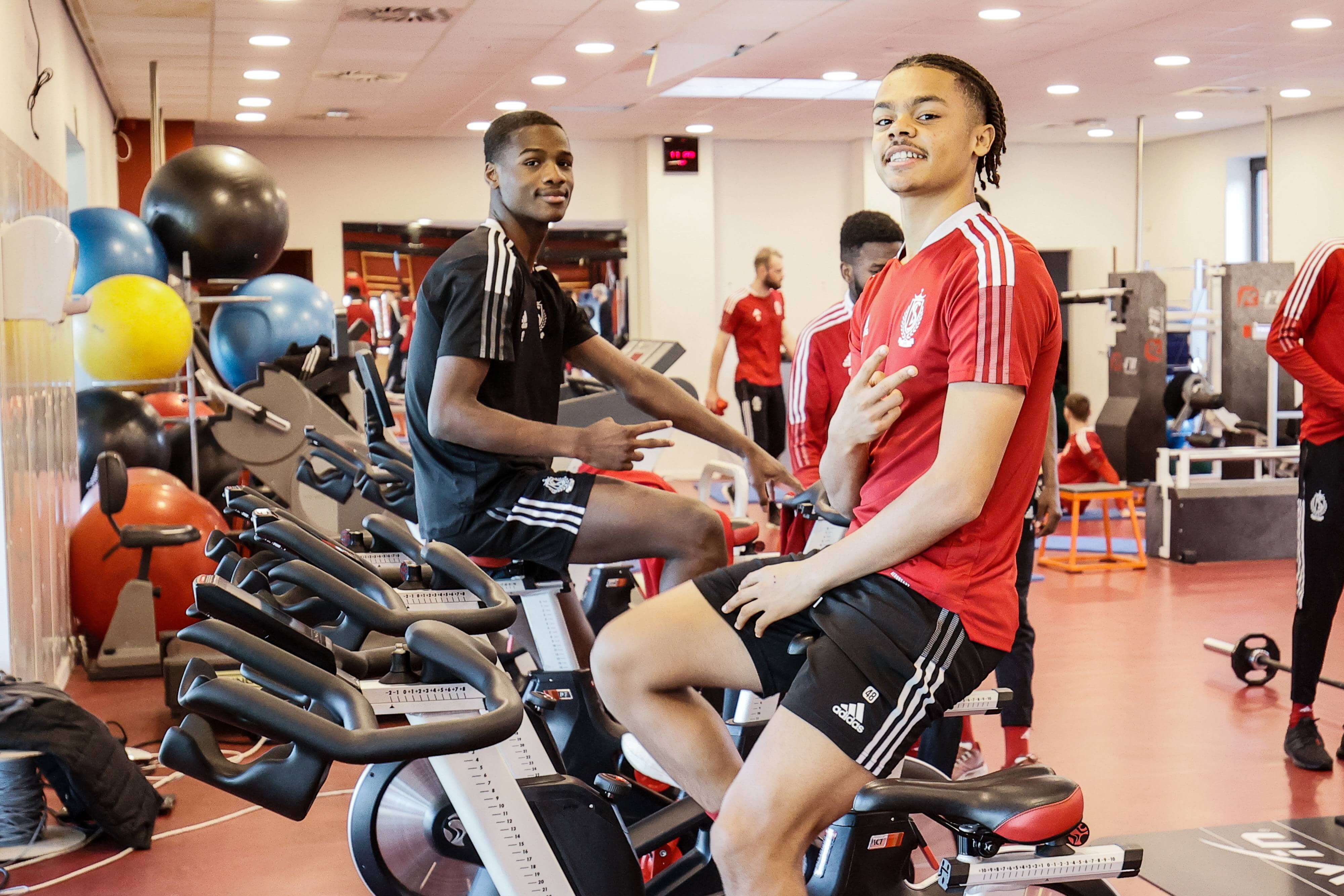 Lucas Noubi se ejercita con el Standard Lieja.