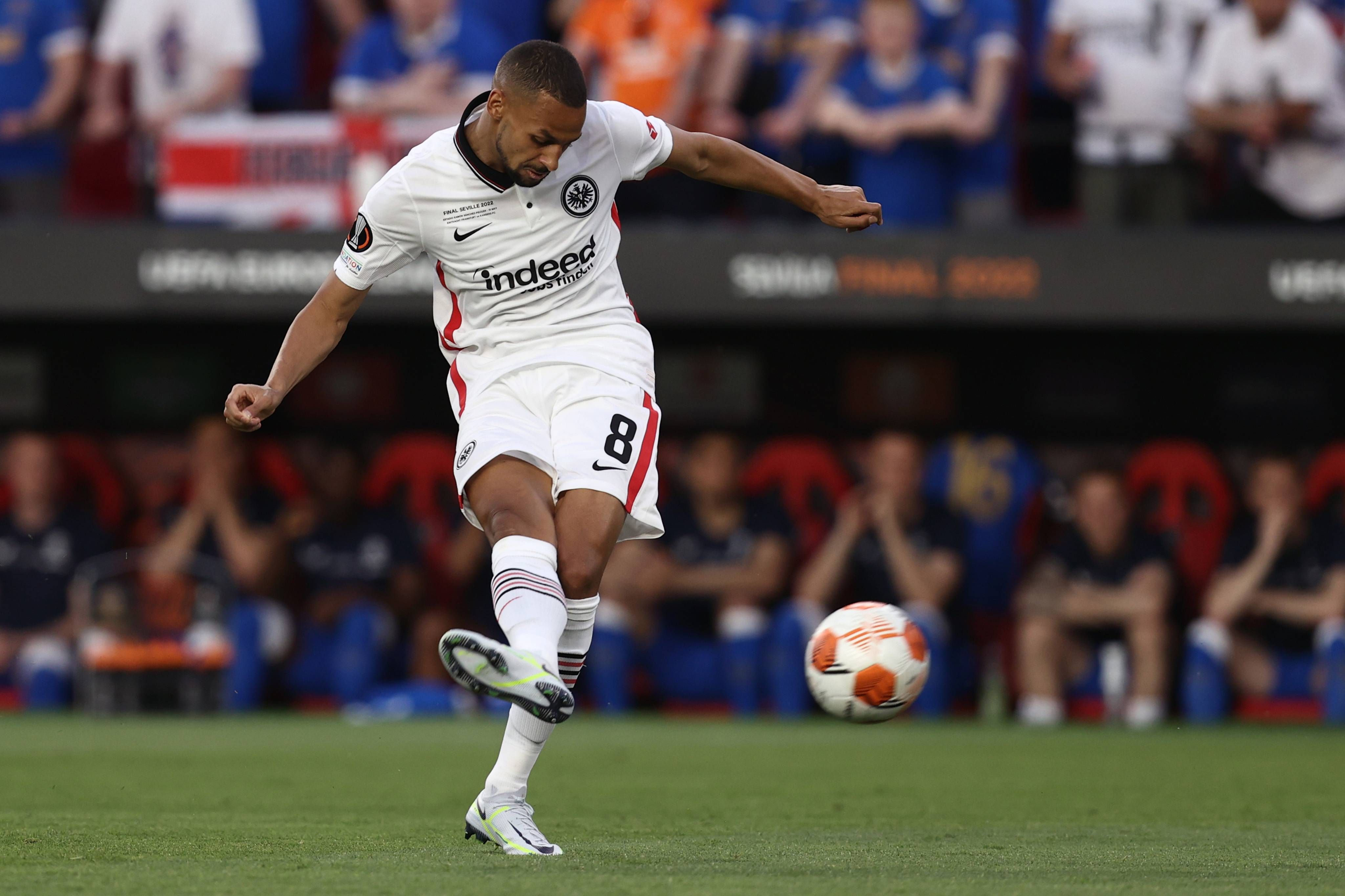  Djibril Sow, jugando con el Eintracht en el Sánchez-Pizjuán.