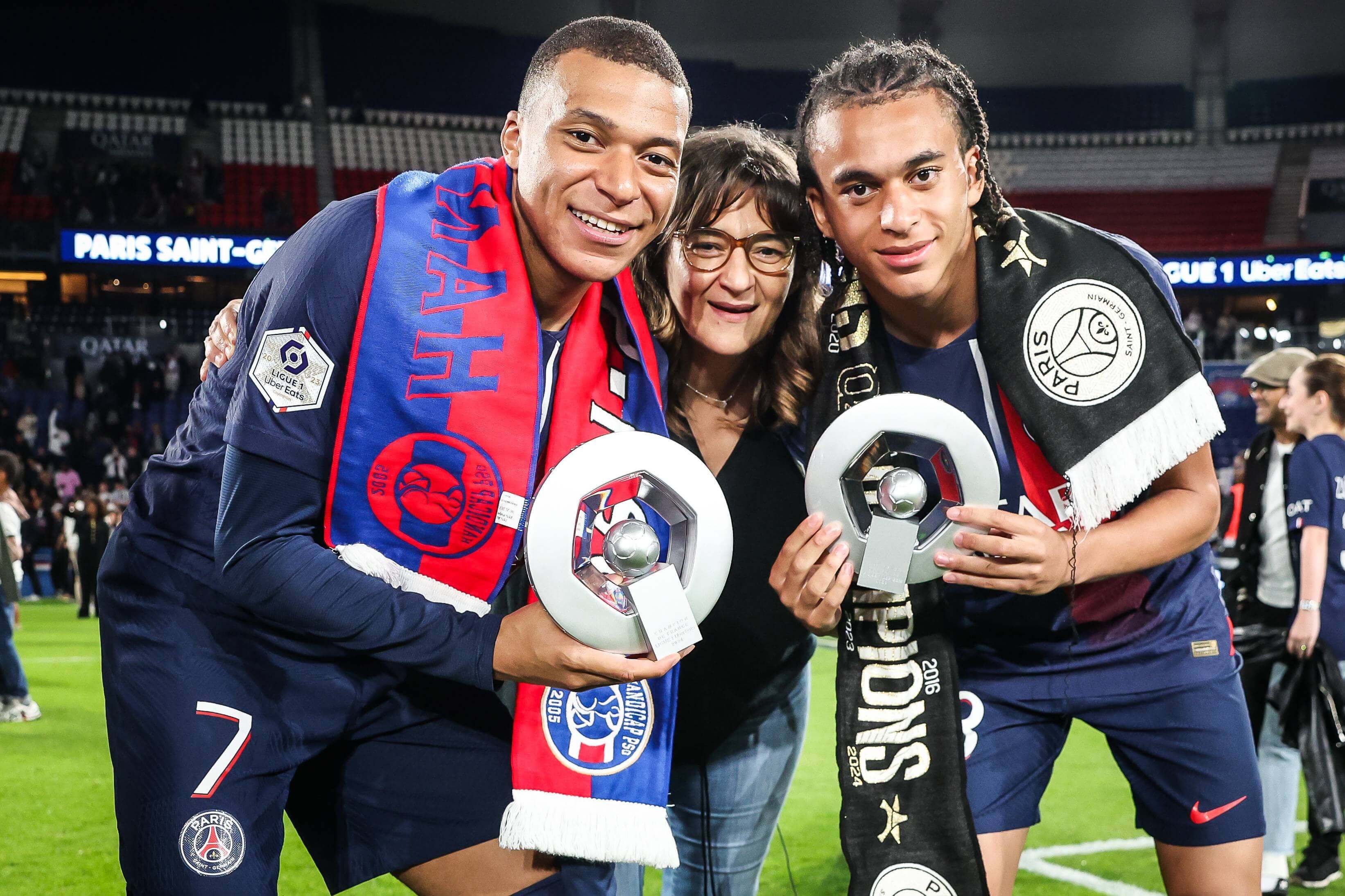  Kylian Mbappé, junto a su hermano Ethan Mbappé y su madre.