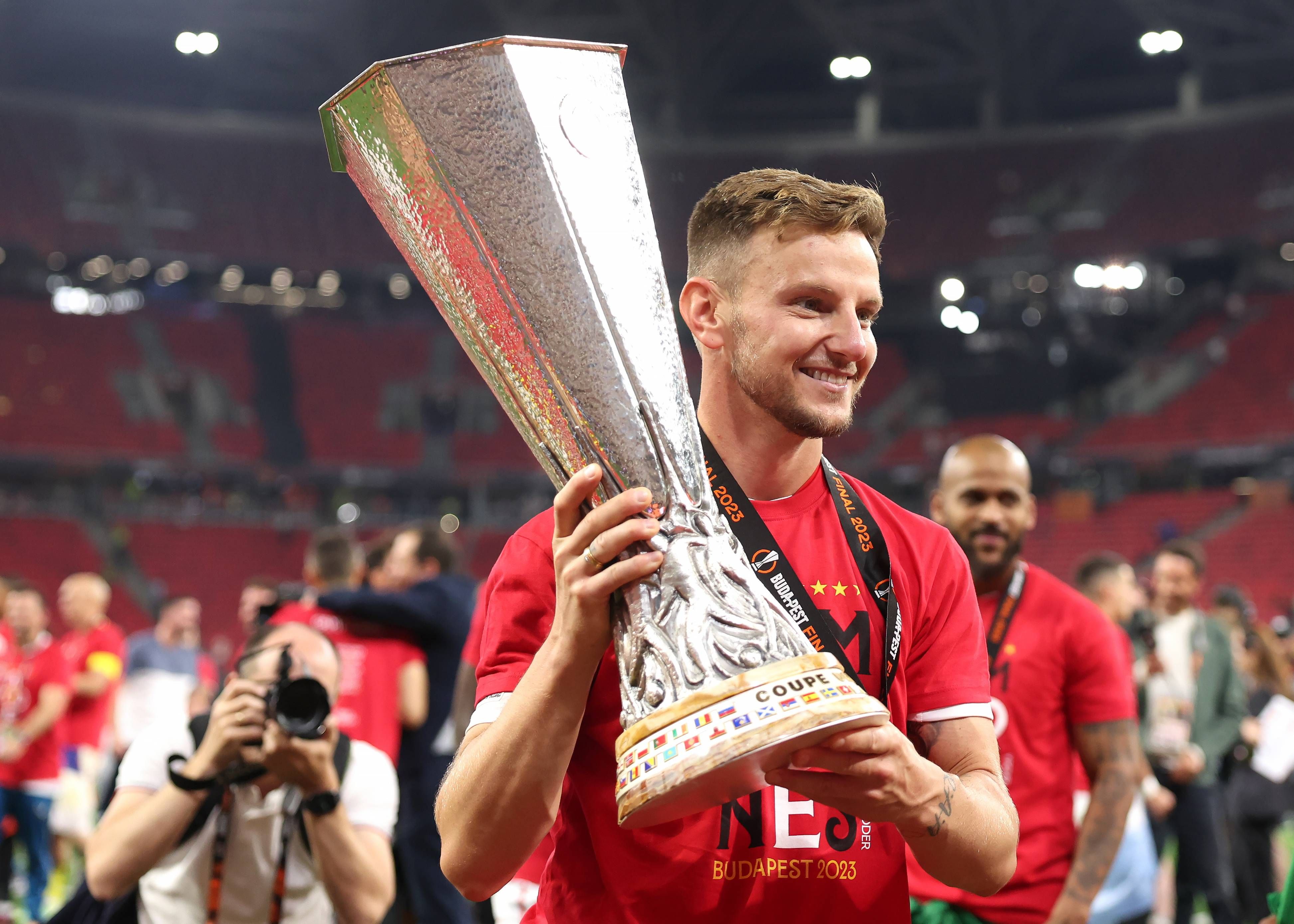 Rakitic, celebrando la Europa League ganada en Budapest.