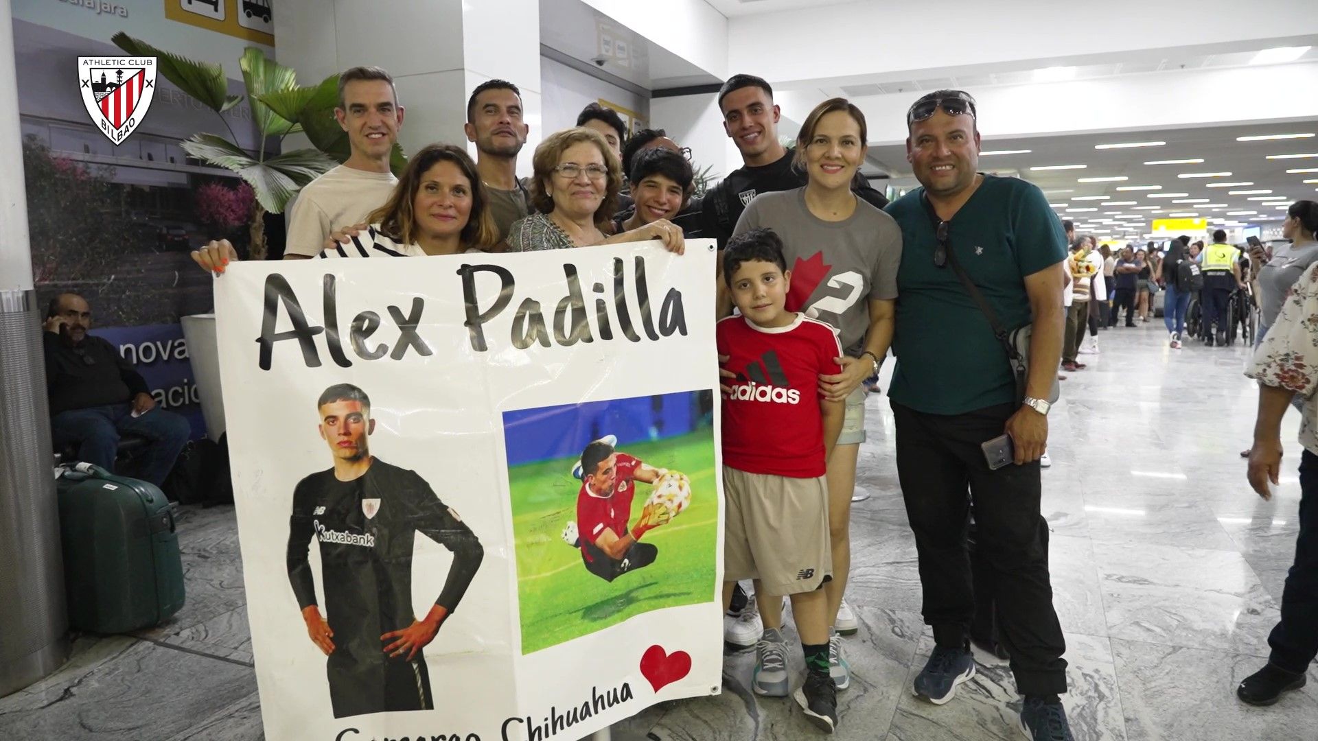 Álex Padilla, tras aterrizar en México.