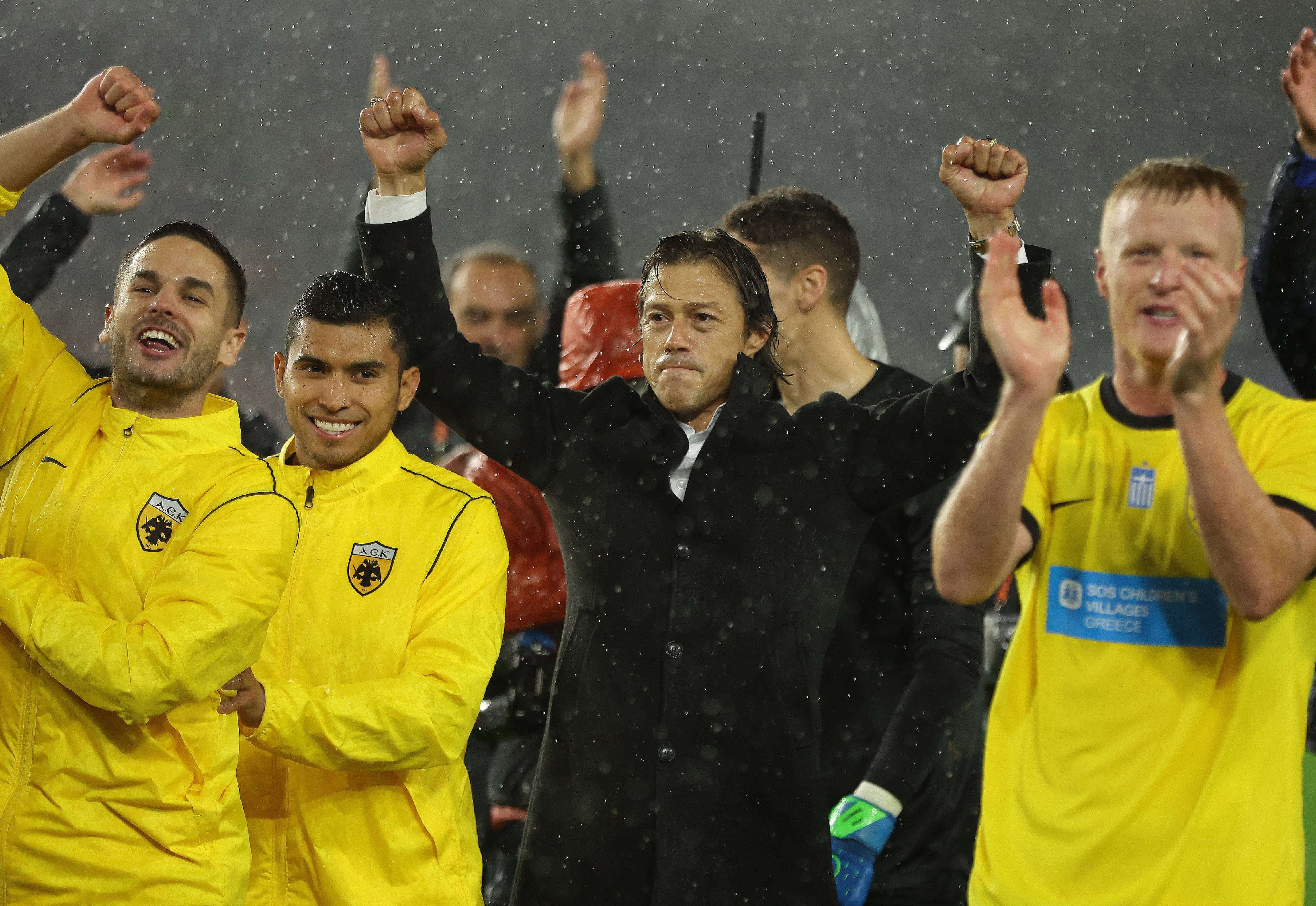  Matías Almeyda, celebrando un triunfo con el AEK.