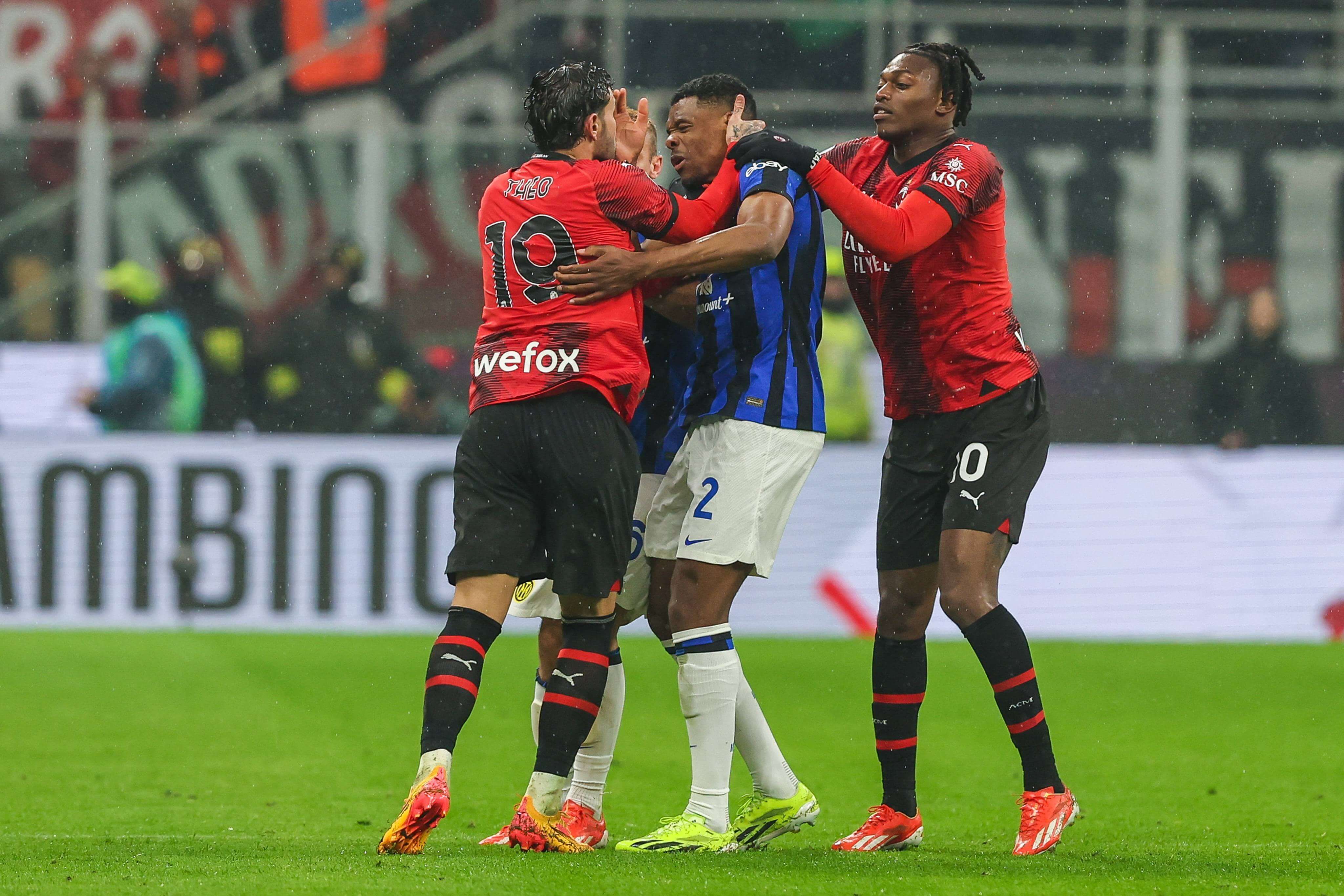  Theo Hernández y Denzel Dumfries enzarzados durante el derbi de Milán (Fuente: Cordon Press)