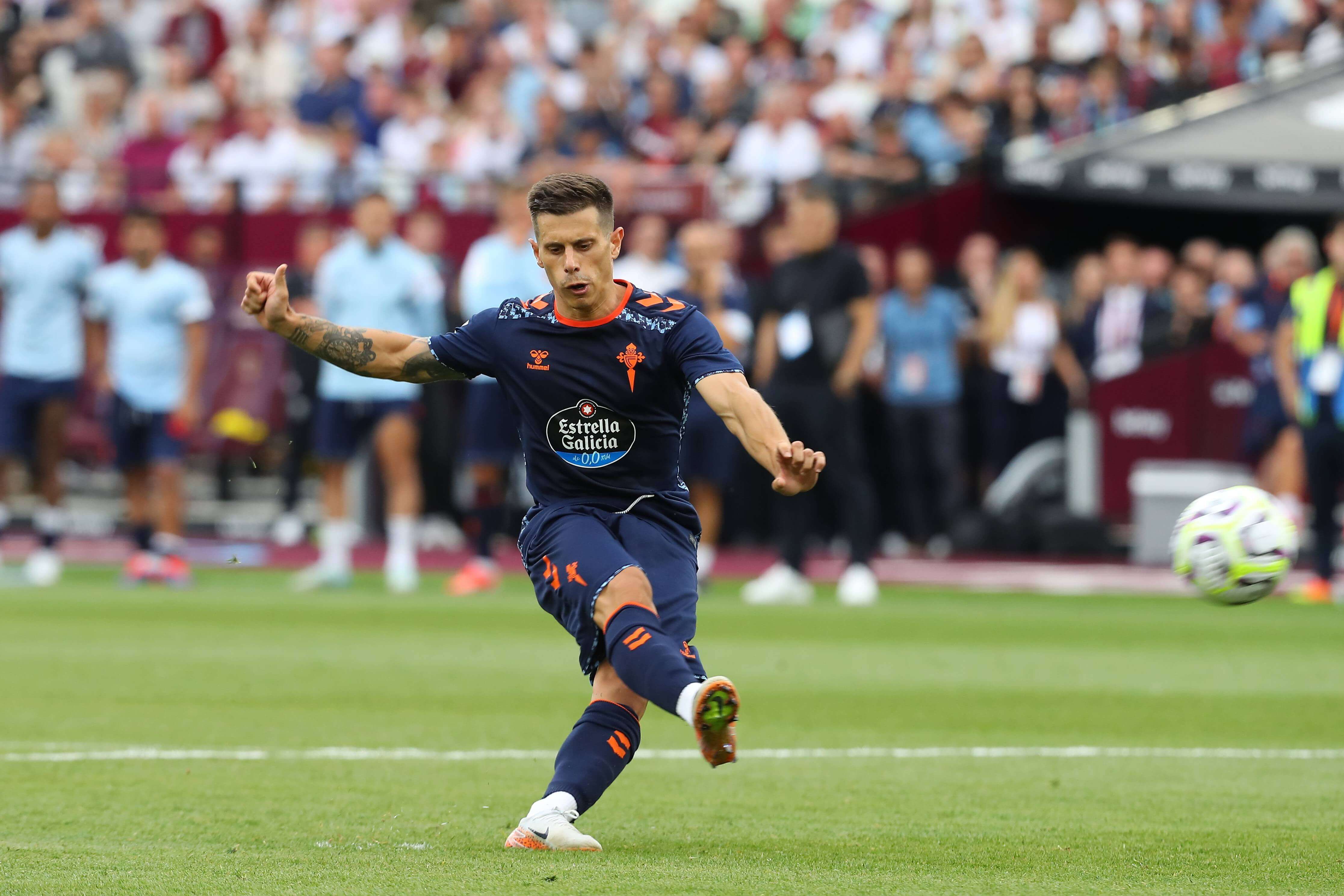  Alfon, primer fichaje del Sevilla, en un encuentro con el Celta.