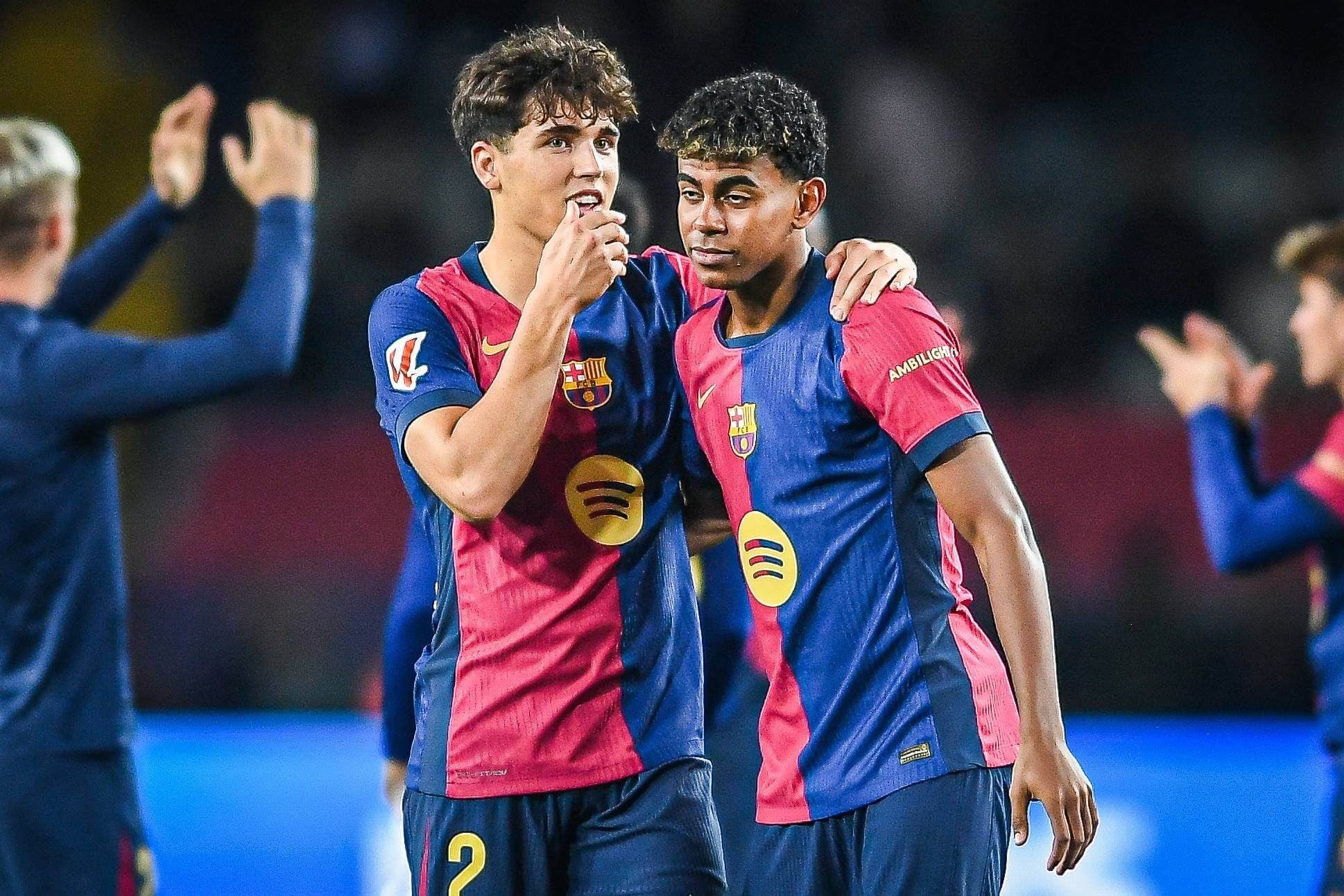  Pau Cubarsí bromea con Lamine Yamal en el FC Barcelona.