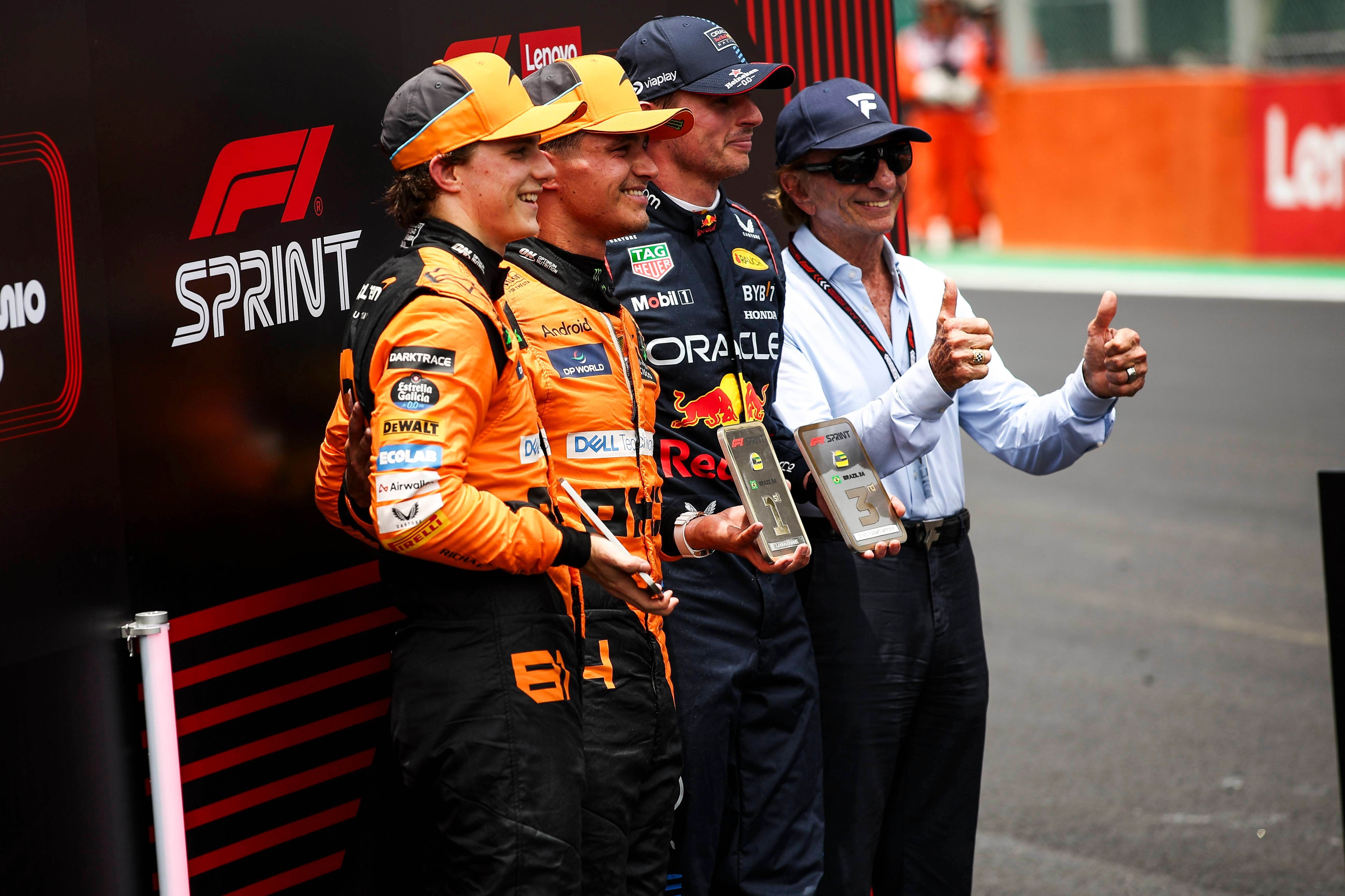  Lando Norris y Oscar Piastri con Max Verstappen