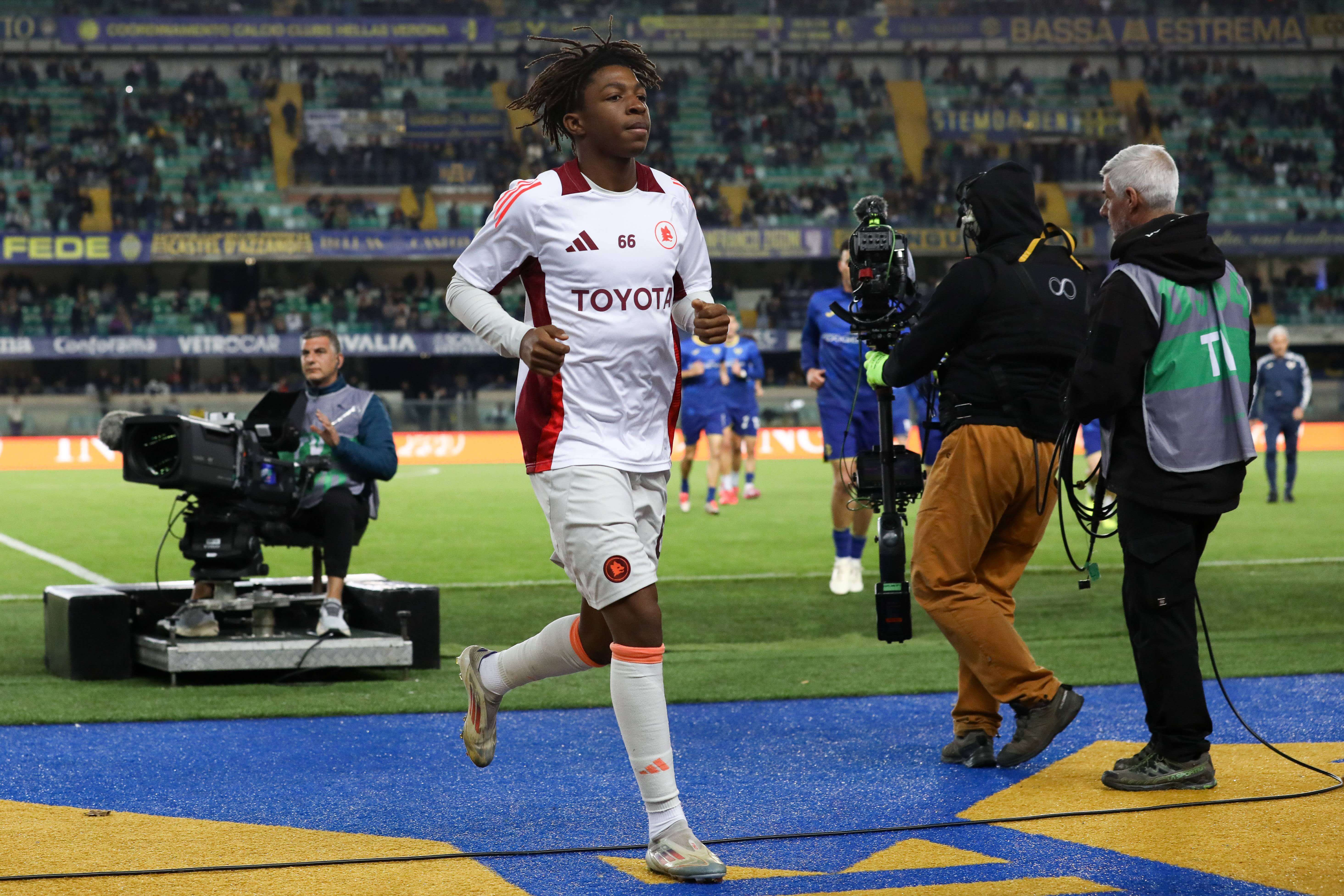 Buba Sangare antes de un encuentro con la AS Roma.