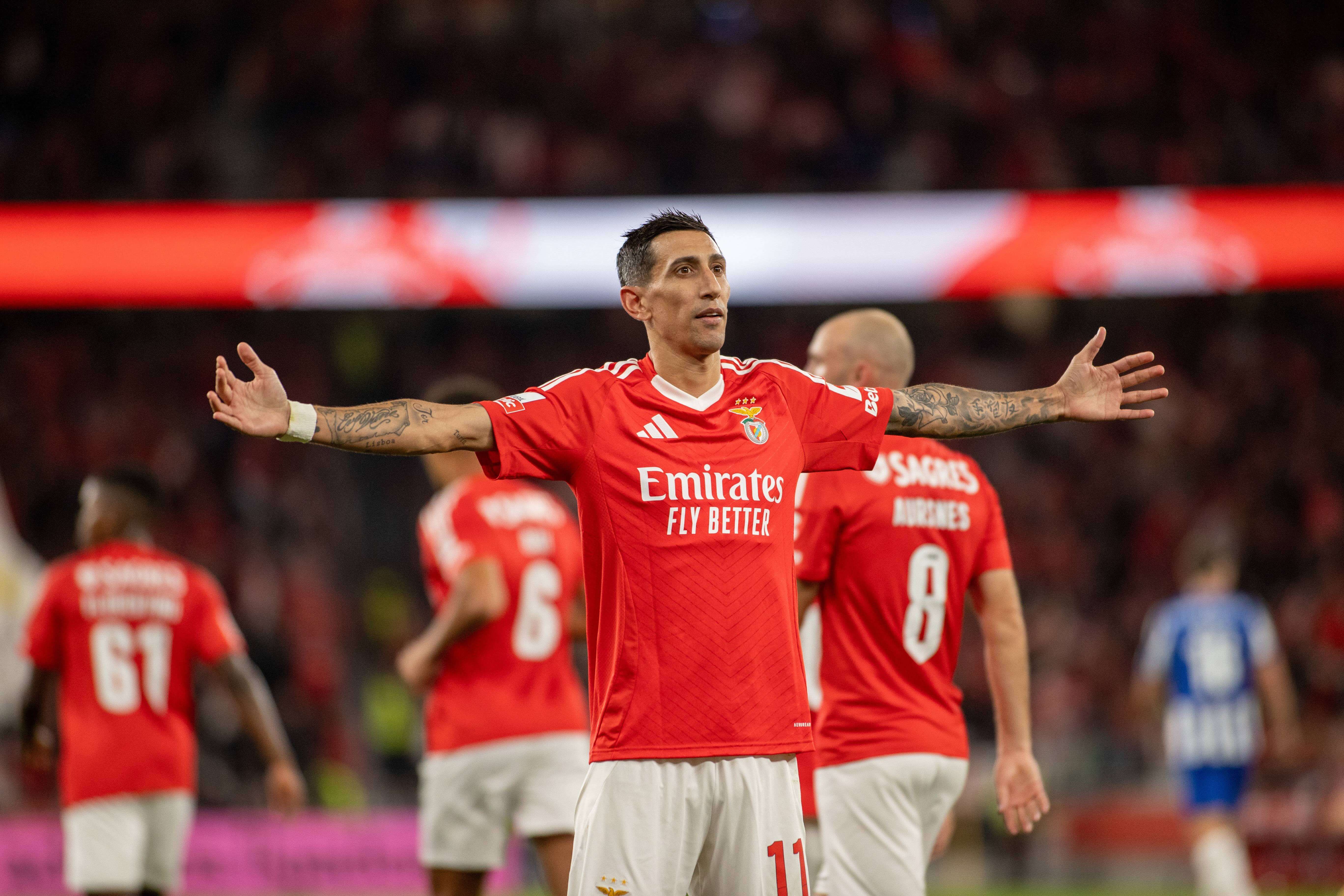  Di María celebrando uno de sus goles con el Benfica.