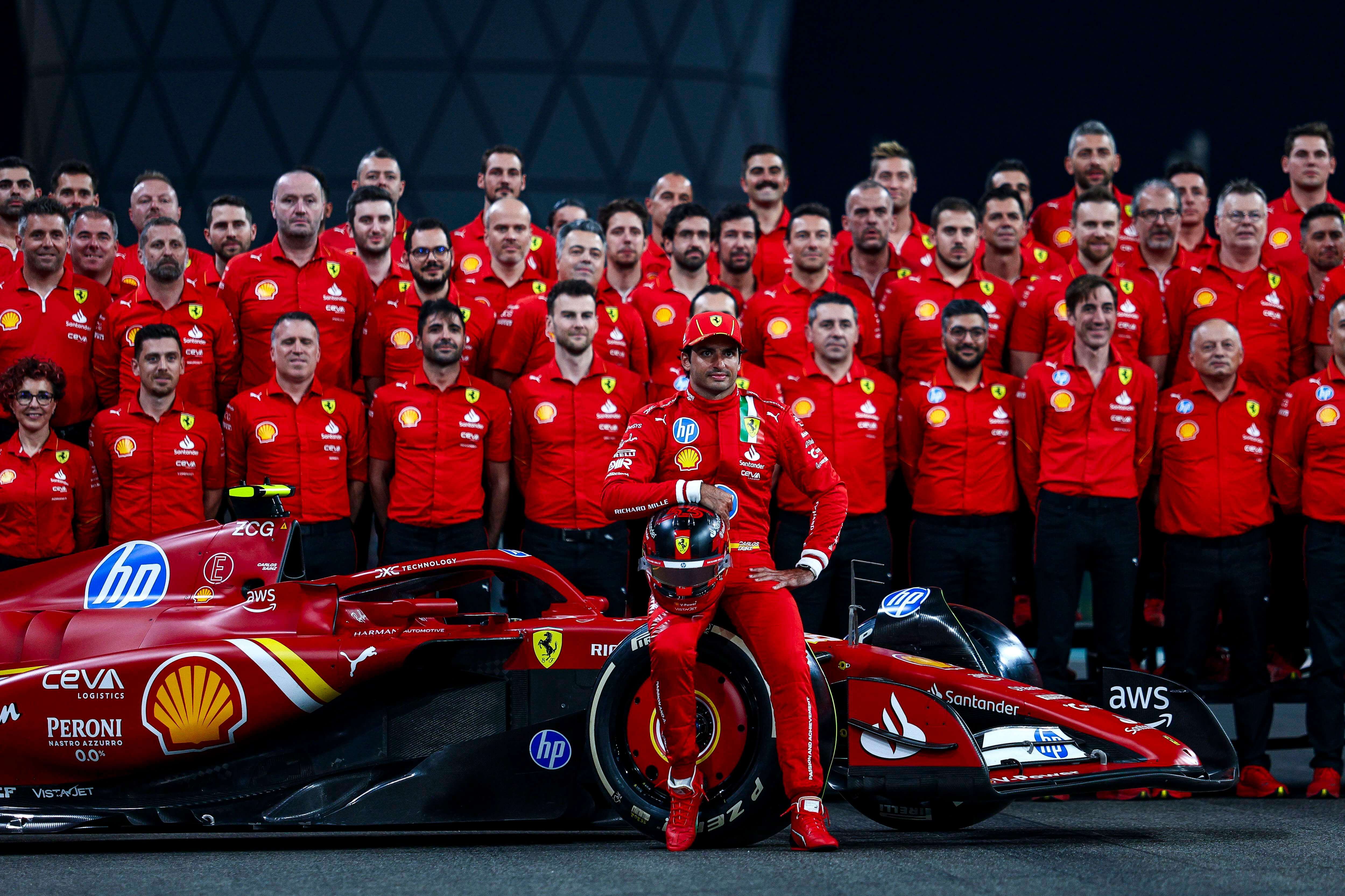  Carlos Sainz junto con todo el equipo de Ferrari.